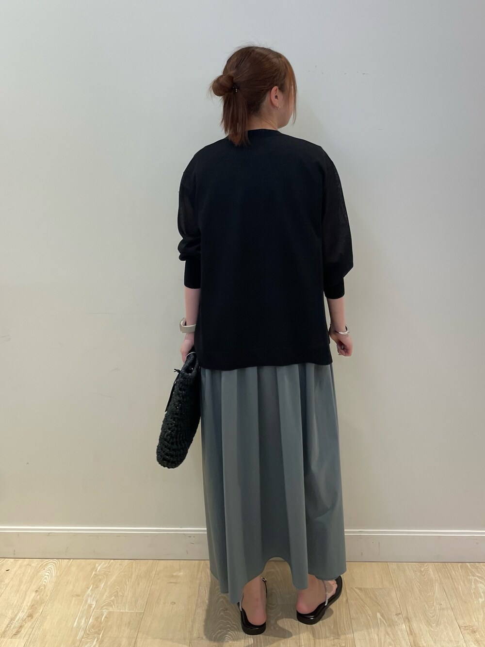 シルバー系のサンダル、ブラック系のかごバッグ、ブラック系のカーディガン/ボレロを着用したレディースの夏コーディネートの3枚目の写真