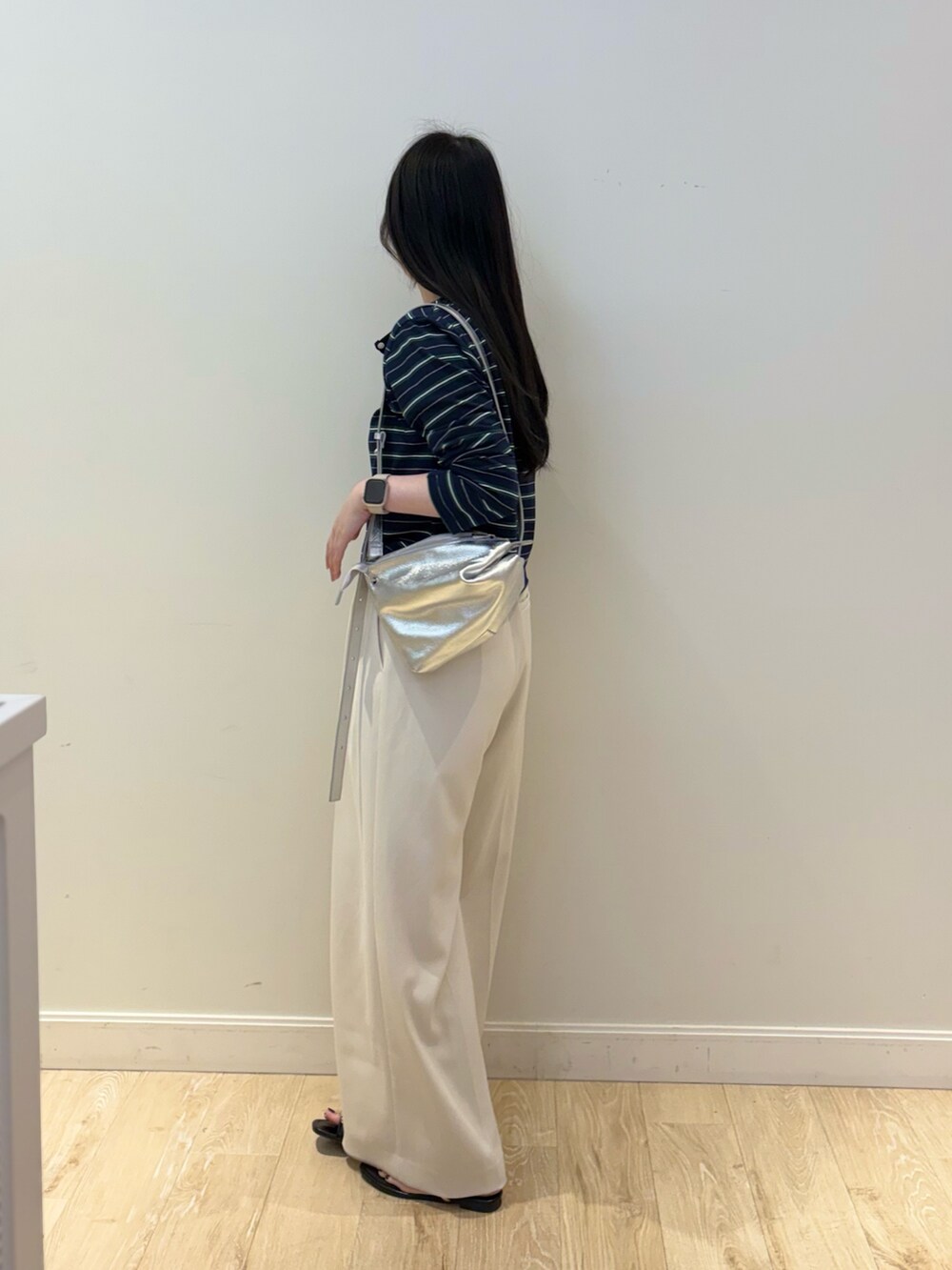 シルバー系のショルダーバッグ、ホワイト系のその他パンツ、ブルー系のカーディガン/ボレロを着用したレディースの夏コーディネートの3枚目の写真