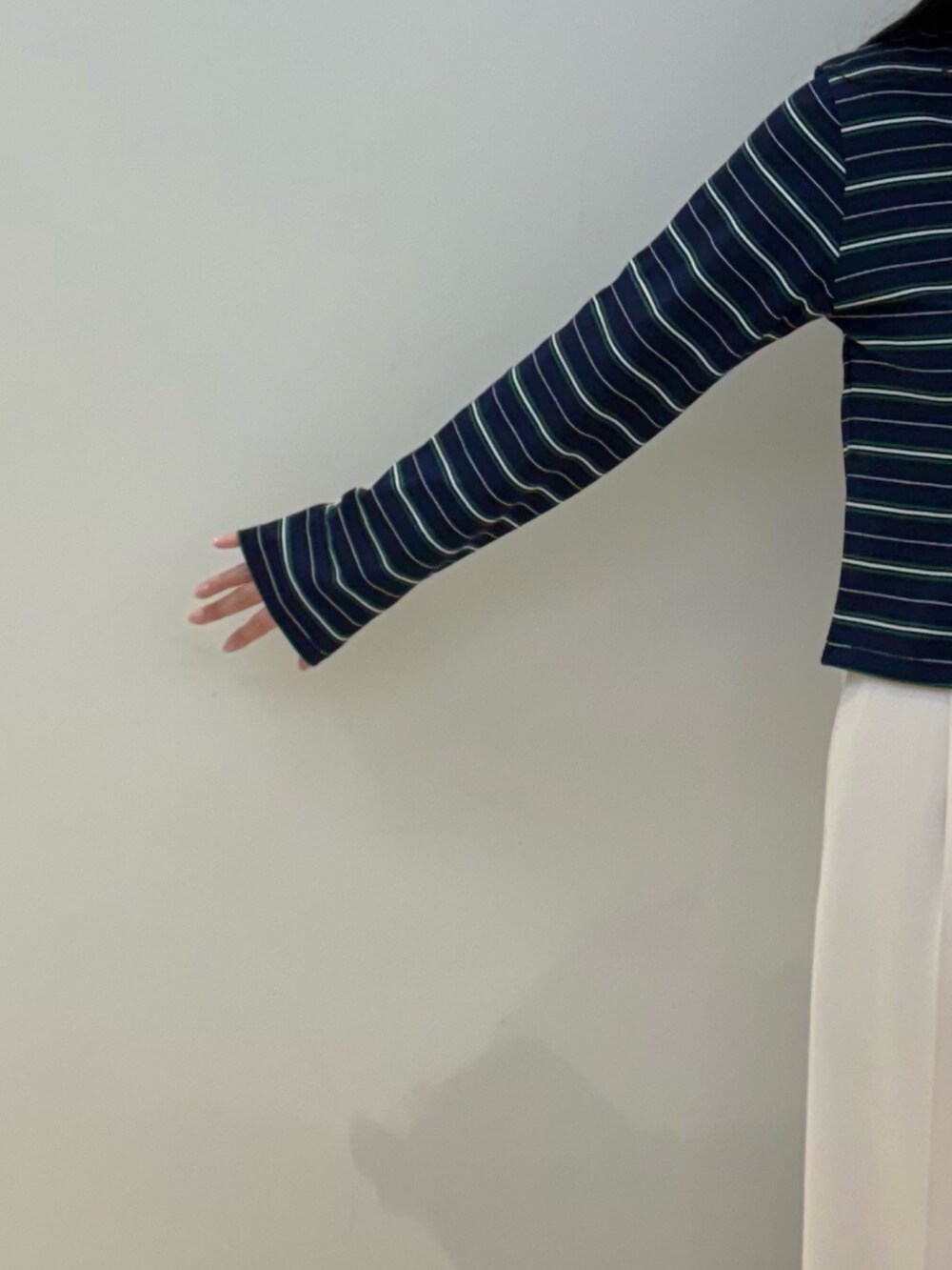 シルバー系のショルダーバッグ、ホワイト系のその他パンツ、ブルー系のカーディガン/ボレロを着用したレディースの夏コーディネートの5枚目の写真