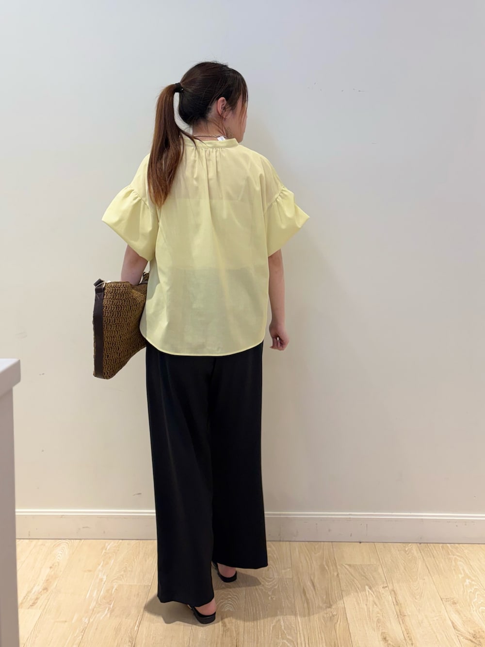 ブラック系のその他パンツ、ブラウン系のショルダーバッグ、イエロー系のシャツ/ブラウスを着用したレディースの春コーディネートの6枚目の写真