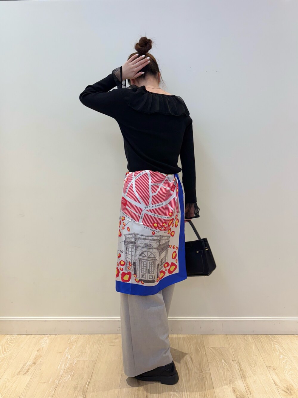 ブラック系のショルダーバッグ、グレー系のその他パンツ、ブラック系のニット/セーターを着用したレディースの秋コーディネートの3枚目の写真