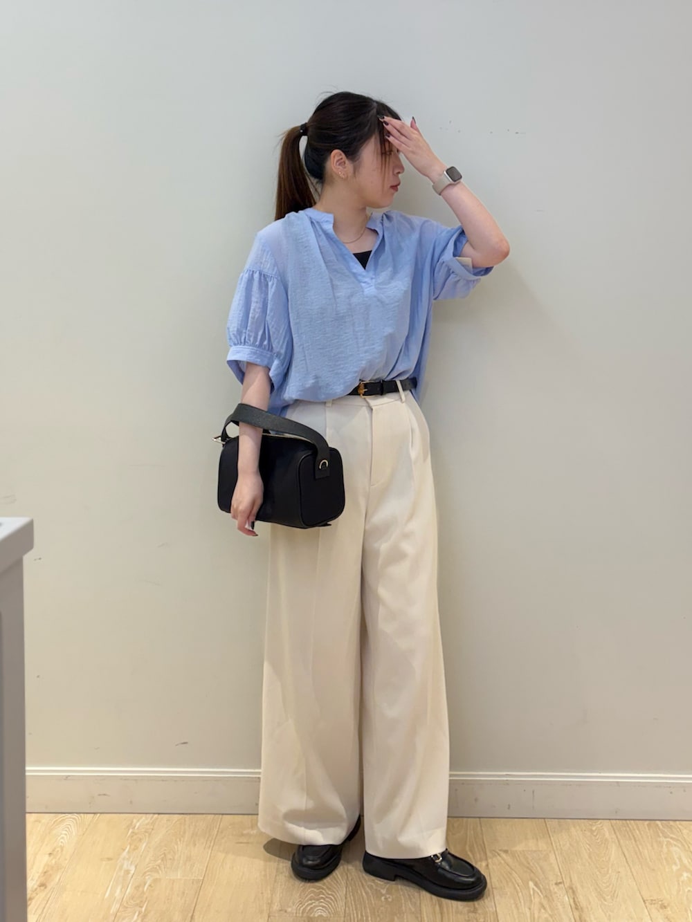 ブラック系のショルダーバッグ、ホワイト系のその他パンツ、ブラック系のタンクトップを着用したレディースの夏コーディネートの4枚目の写真