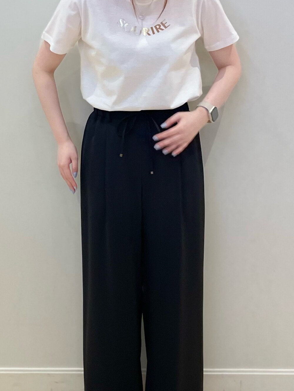 ブラック系のその他パンツ、ブラック系のノーカラージャケット、ホワイト系のTシャツ/カットソーを着用したレディースの春コーディネートの5枚目の写真