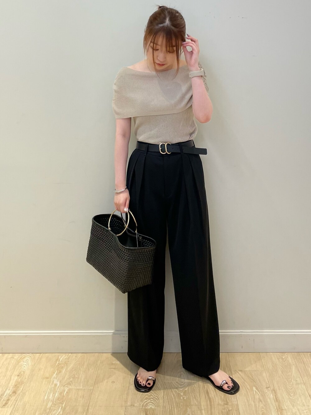 シルバー系のサンダル、ブラック系のその他パンツ、ベージュ系のニット/セーターを着用したレディースの夏コーディネートの2枚目の写真