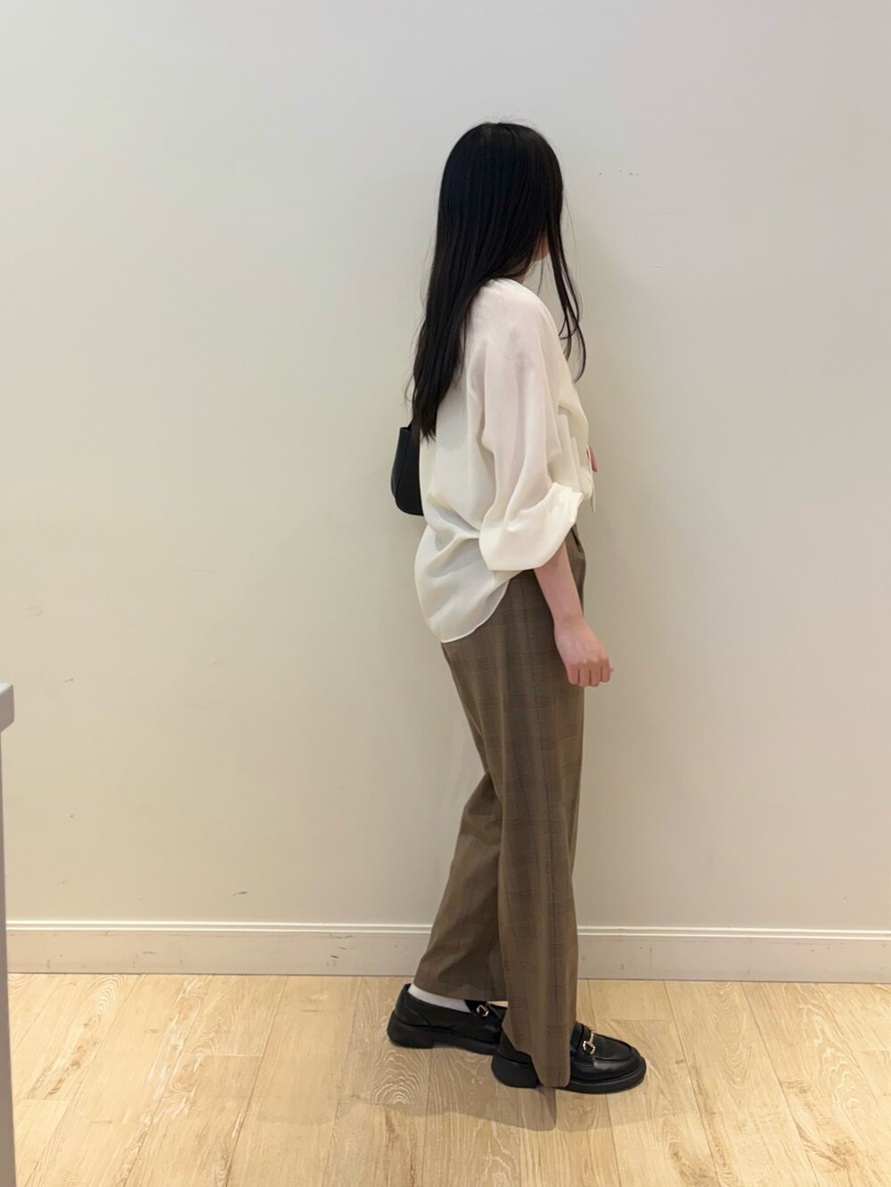 ブラウン系のその他パンツ、ブラック系のショルダーバッグ、ホワイト系のシャツ/ブラウスを着用したレディースの夏コーディネートの2枚目の写真