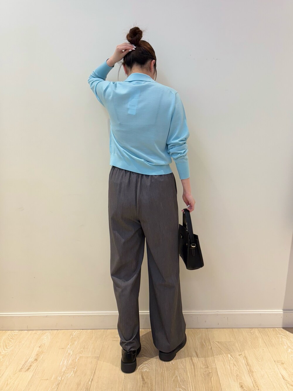 ブラック系のショルダーバッグ、グレー系のその他パンツ、ブルー系のカーディガン/ボレロを着用したレディースの秋コーディネートの3枚目の写真