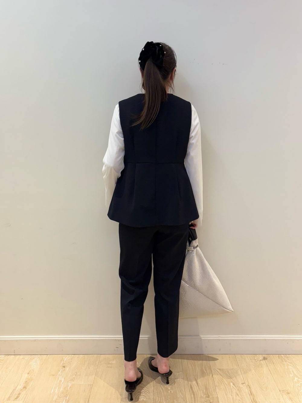 ホワイト系のシャツ/ブラウス、ホワイト系のショルダーバッグ、ブルー系のその他パンツを着用したレディースの冬コーディネートの4枚目の写真