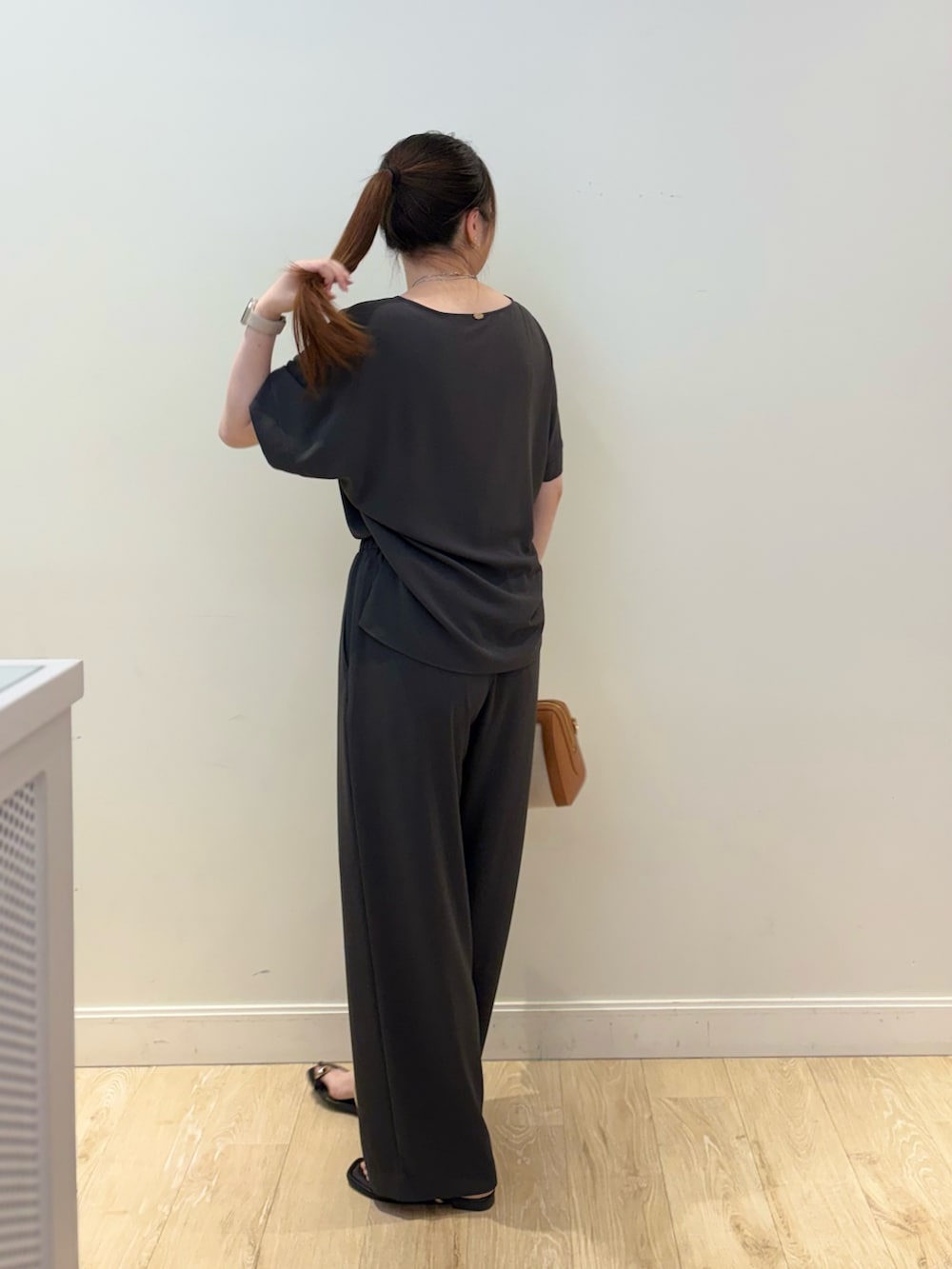 ブラウン系のボストンバッグ、グレー系のその他パンツ、グレー系のシャツ/ブラウスを着用したレディースの夏コーディネートの3枚目の写真