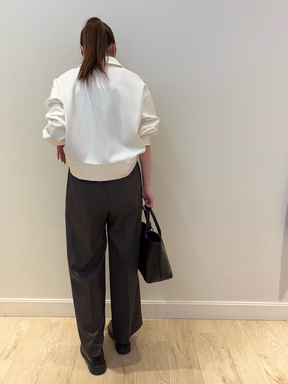 ブラック系のトートバッグ、グレー系のその他パンツ、ブラック系のタンクトップを着用したレディースの冬コーディネートの3枚目の写真