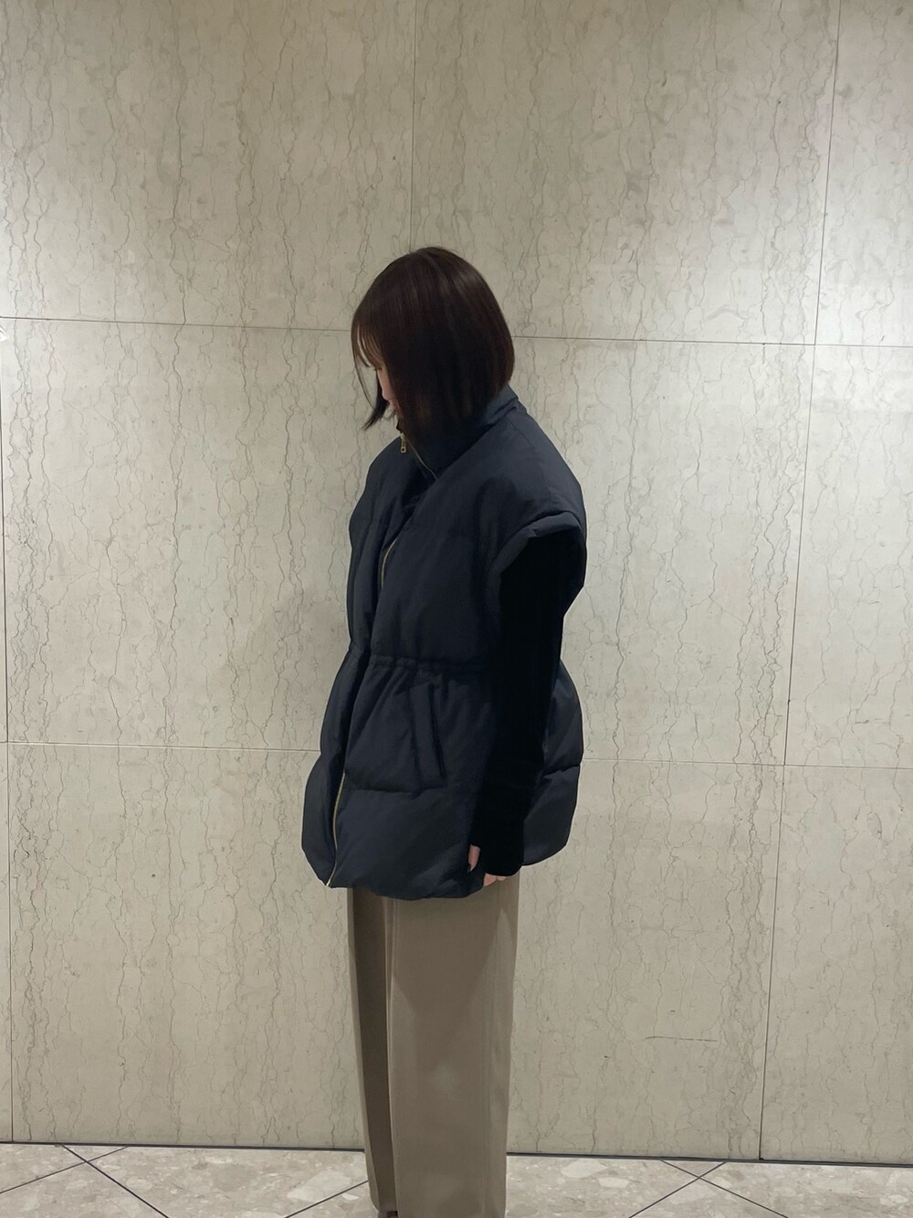 グリーン系のその他パンツ、ブラック系のダウンベスト、ブラック系のカーディガン/ボレロを着用したレディースの夏コーディネートの2枚目の写真
