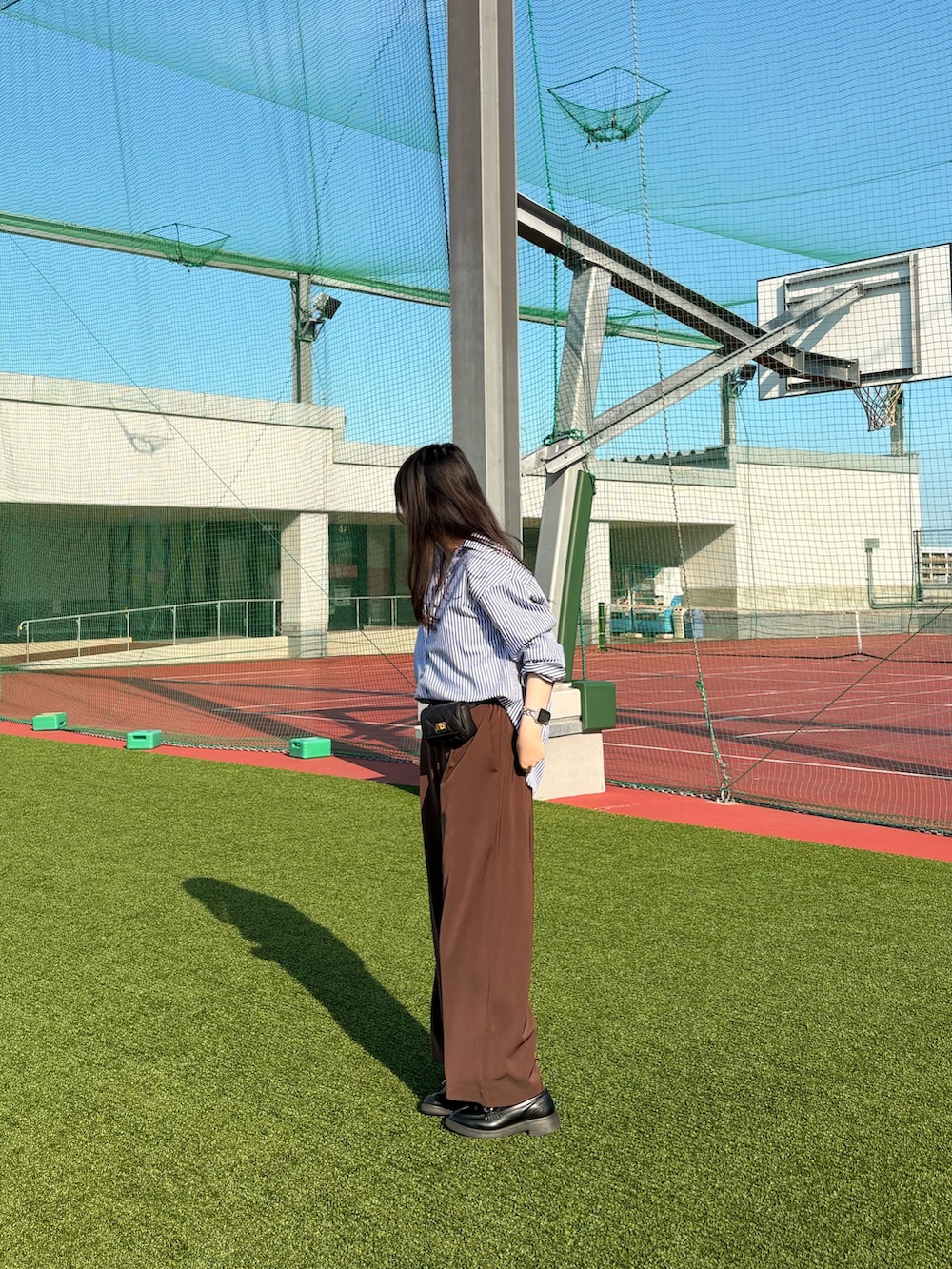 ブルー系のシャツ/ブラウス、ブラウン系のその他パンツ、ブラック系のボディバッグ/ウエストポーチを着用したレディースの夏コーディネートの2枚目の写真