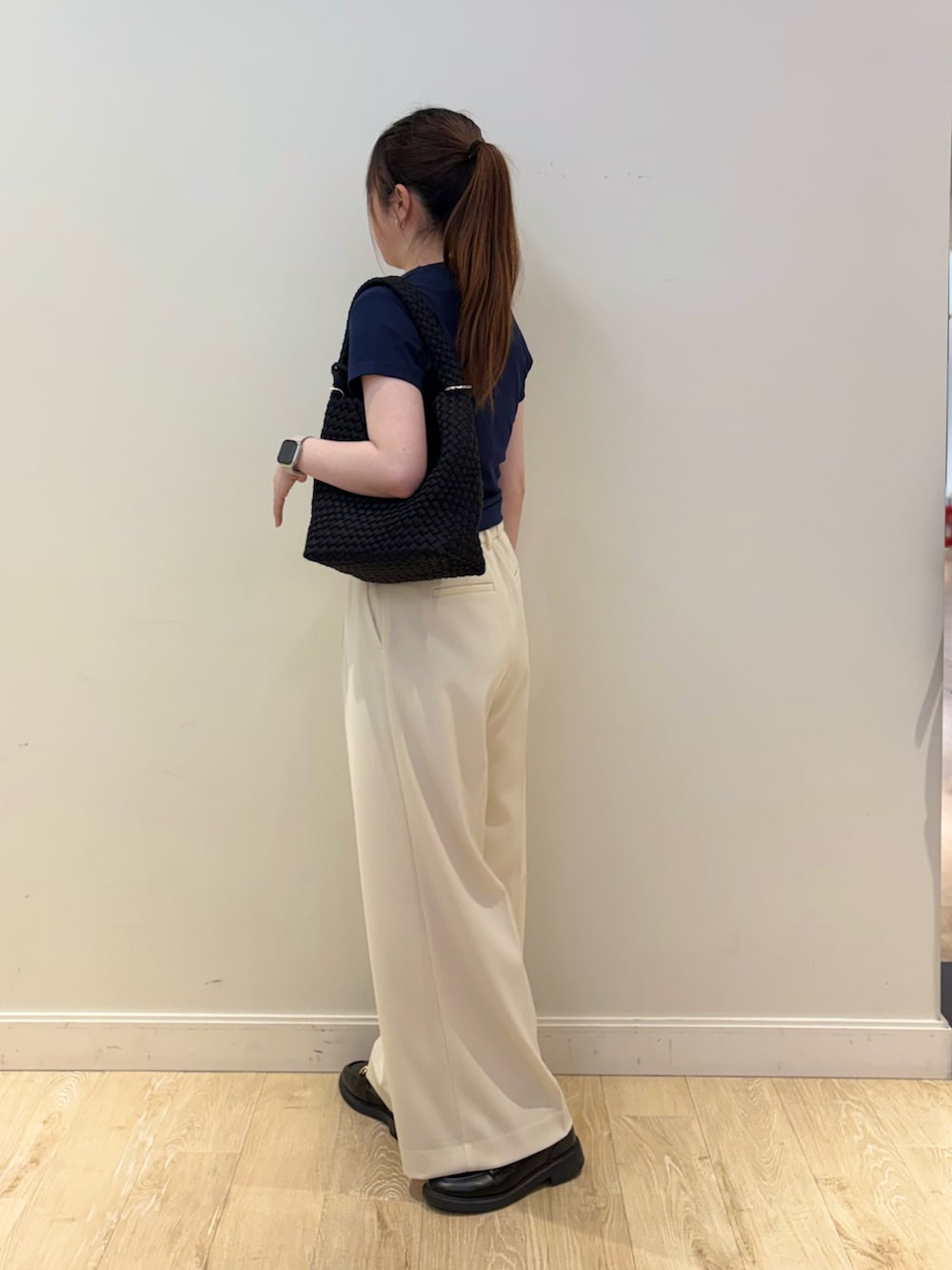 ブラック系のショルダーバッグ、ホワイト系のその他パンツ、ブルー系のTシャツ/カットソーを着用したレディースの春コーディネートの2枚目の写真