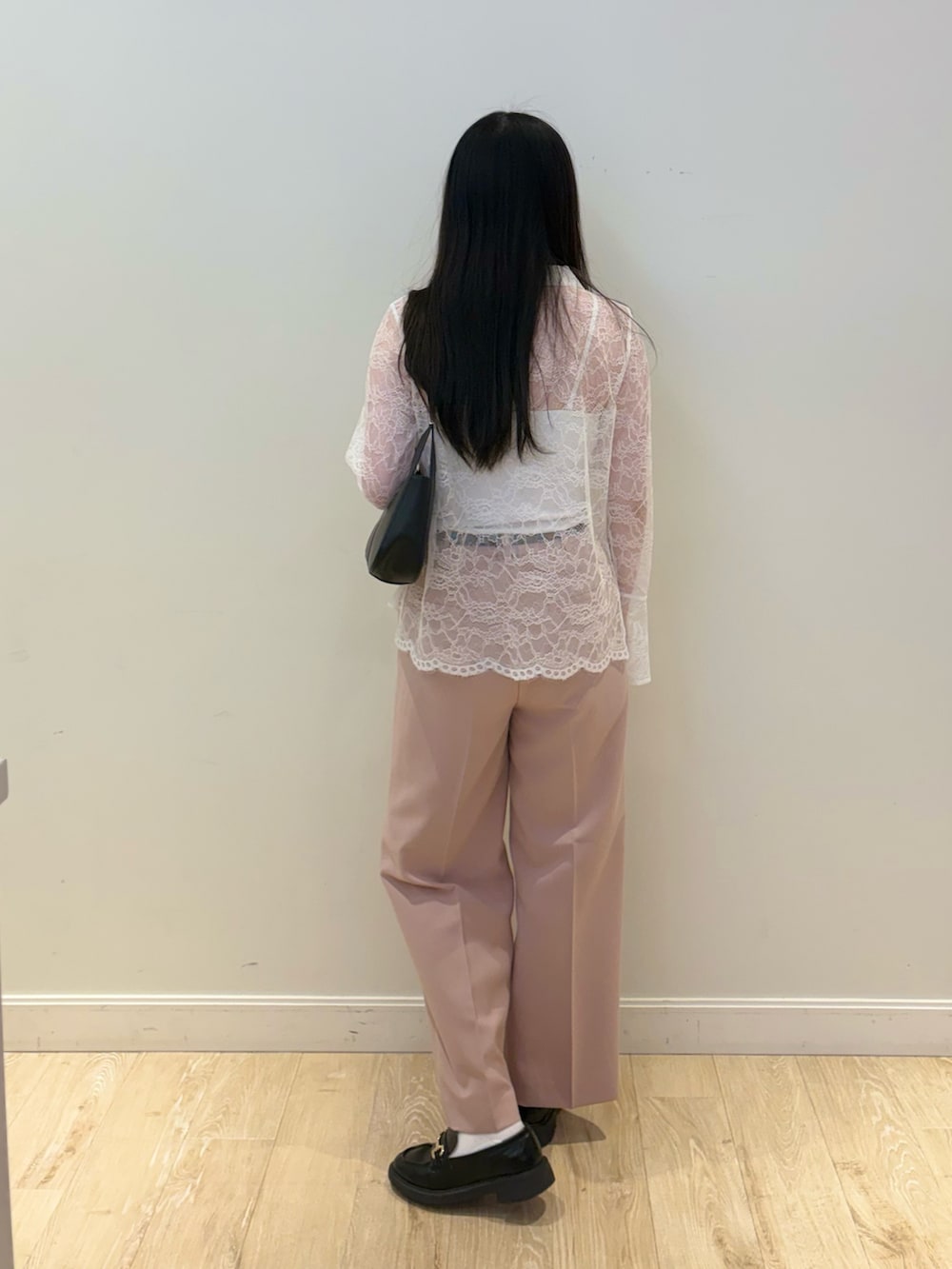 ブラック系のショルダーバッグ、ピンク系のその他パンツ、ホワイト系のシャツ/ブラウスを着用したレディースの夏コーディネートの3枚目の写真