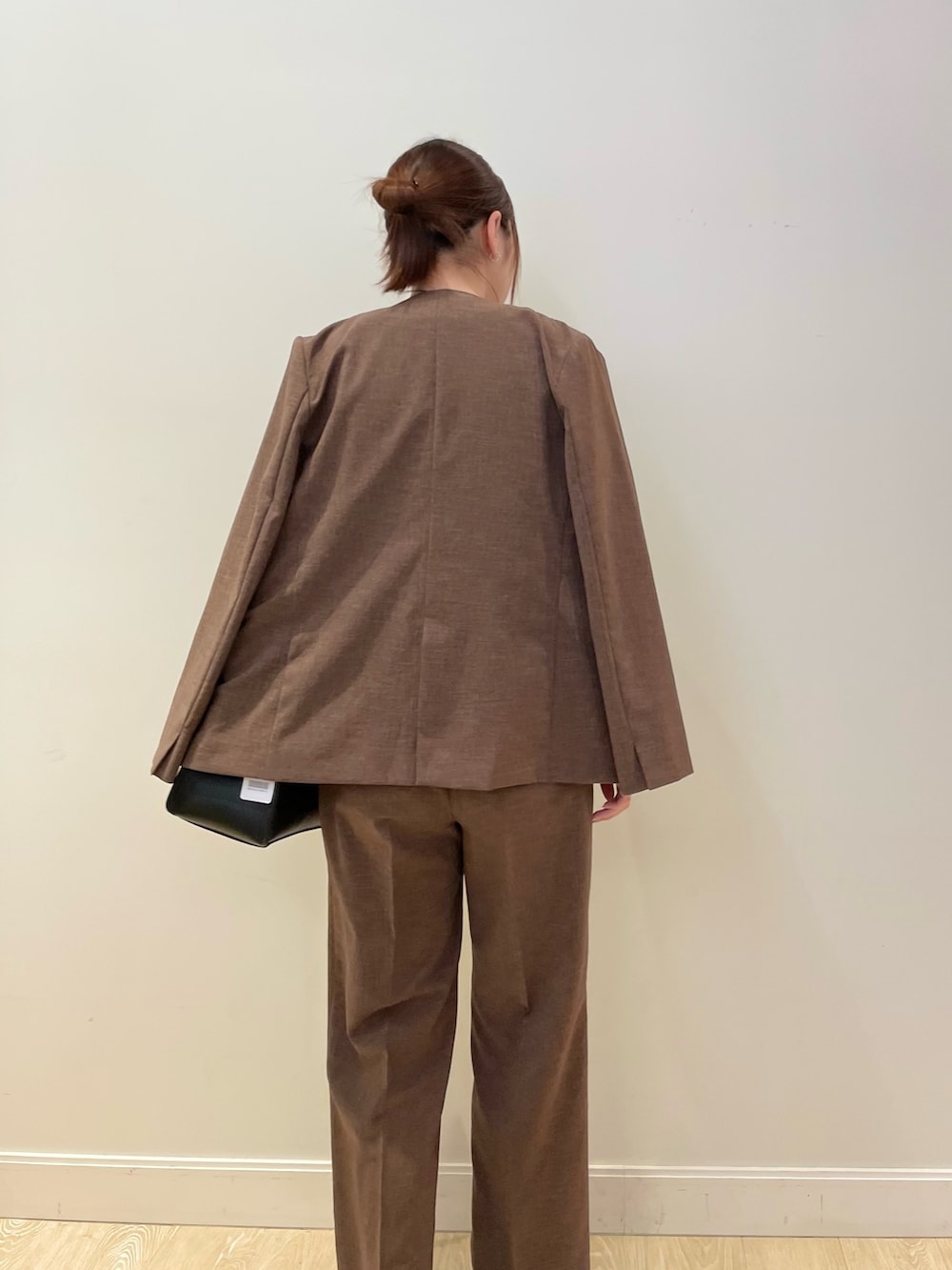 ブラウン系のその他パンツ、ブラック系のショルダーバッグ、ベージュ系のTシャツ/カットソーを着用したレディースの春コーディネートの3枚目の写真