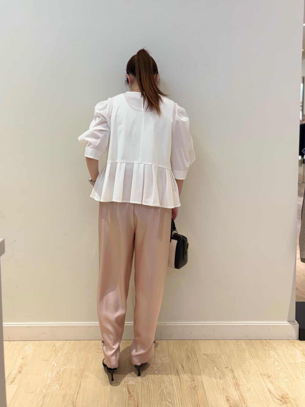 ホワイト系のシャツ/ブラウス、ホワイト系のタンクトップ、ブラック系のボストンバッグを着用したレディースの春コーディネートの5枚目の写真