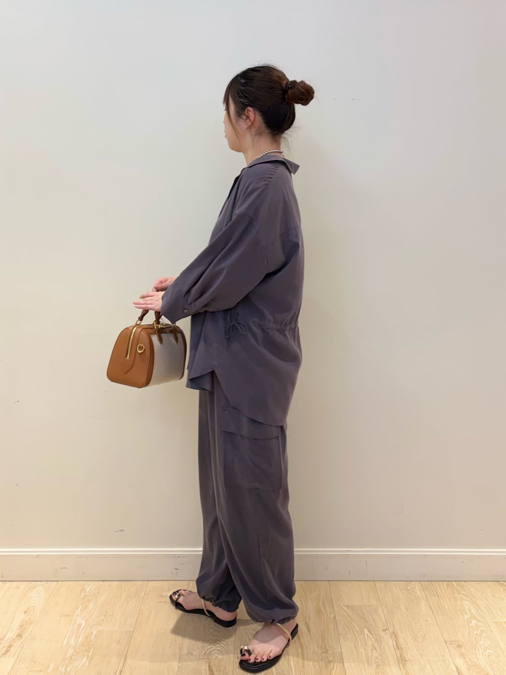 ブラウン系のボストンバッグ、グレー系のカーゴパンツ、グレー系のシャツ/ブラウスを着用したレディースの春コーディネートの3枚目の写真