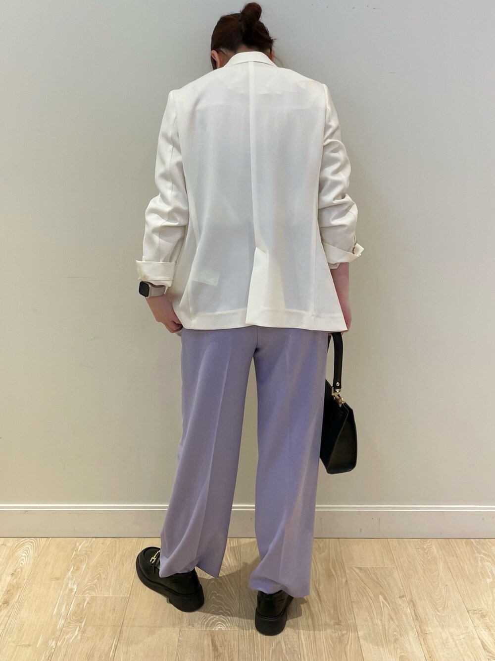 ブラック系のショルダーバッグ、ブルー系のシャツ/ブラウス、ホワイト系のテーラードジャケットを着用したレディースの春コーディネートの5枚目の写真