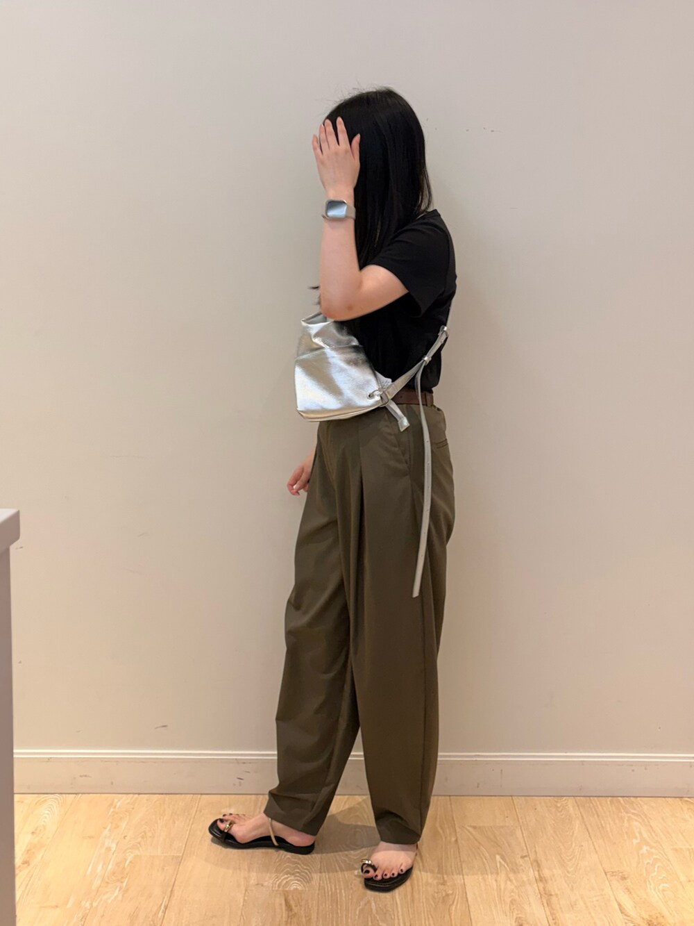 ブラック系のTシャツ/カットソー、シルバー系のショルダーバッグ、グリーン系のチノパンツを着用したレディースの夏コーディネートの3枚目の写真