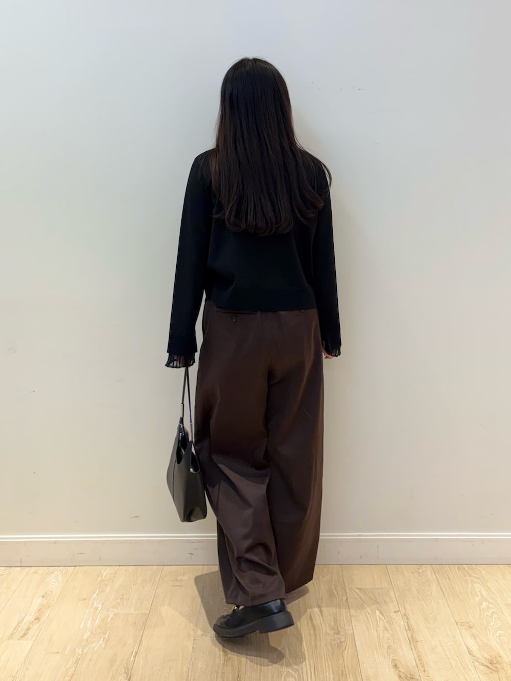 ブラウン系のその他パンツ、ブラック系のショルダーバッグ、ブラック系のカーディガン/ボレロを着用したレディースの秋コーディネートの3枚目の写真