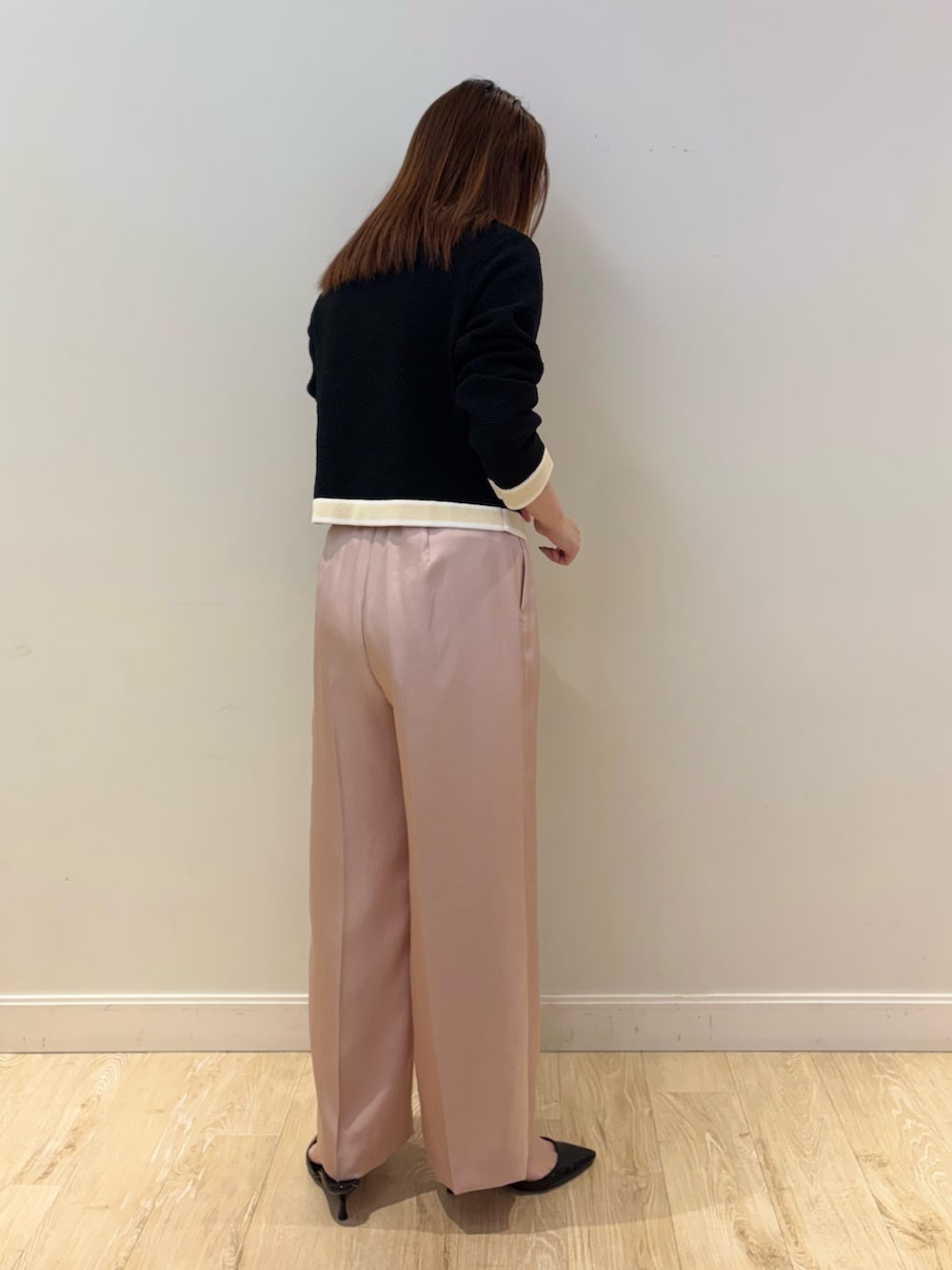 ブラック系のショルダーバッグ、ピンク系のその他パンツ、ブラック系のカーディガン/ボレロを着用したレディースの秋コーディネートの2枚目の写真