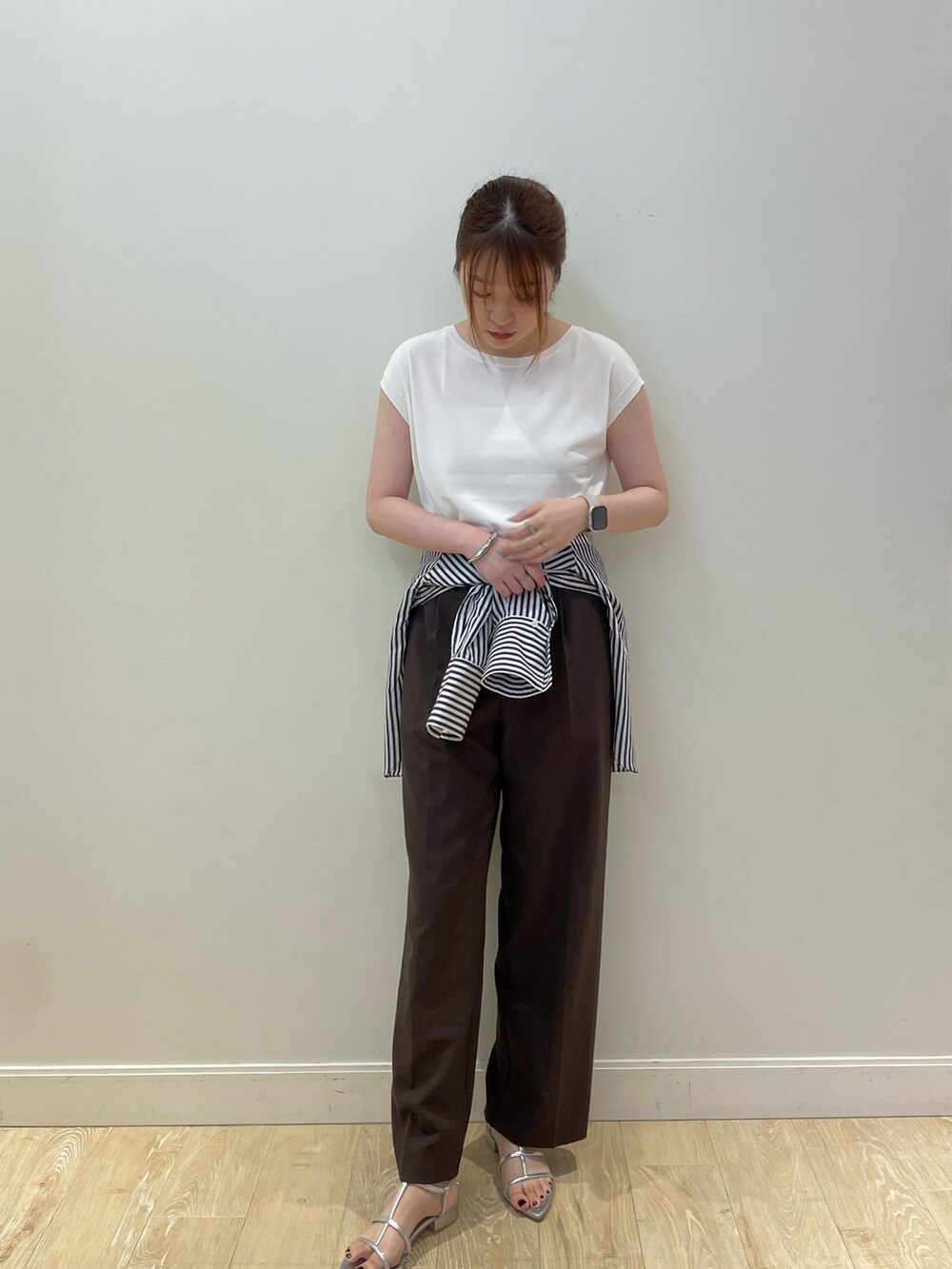 ブラウン系のその他パンツ、ホワイト系のニット/セーター、ブルー系のシャツ/ブラウスを着用したレディースの夏コーディネートの4枚目の写真