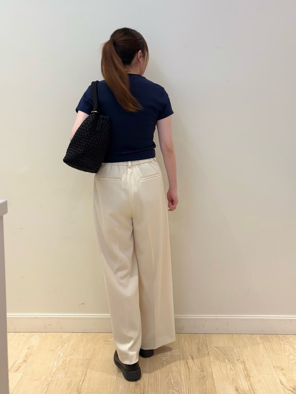 ブラック系のショルダーバッグ、ホワイト系のその他パンツ、ブルー系のTシャツ/カットソーを着用したレディースの春コーディネートの3枚目の写真