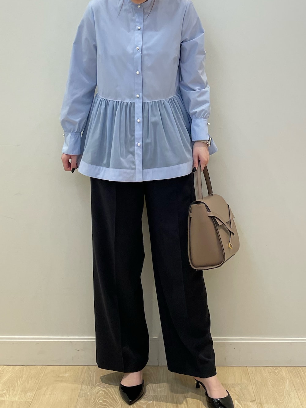 ブルー系のシャツ/ブラウス、ブラック系のその他パンツ、ベージュ系のショルダーバッグを着用したレディースの冬コーディネートの3枚目の写真