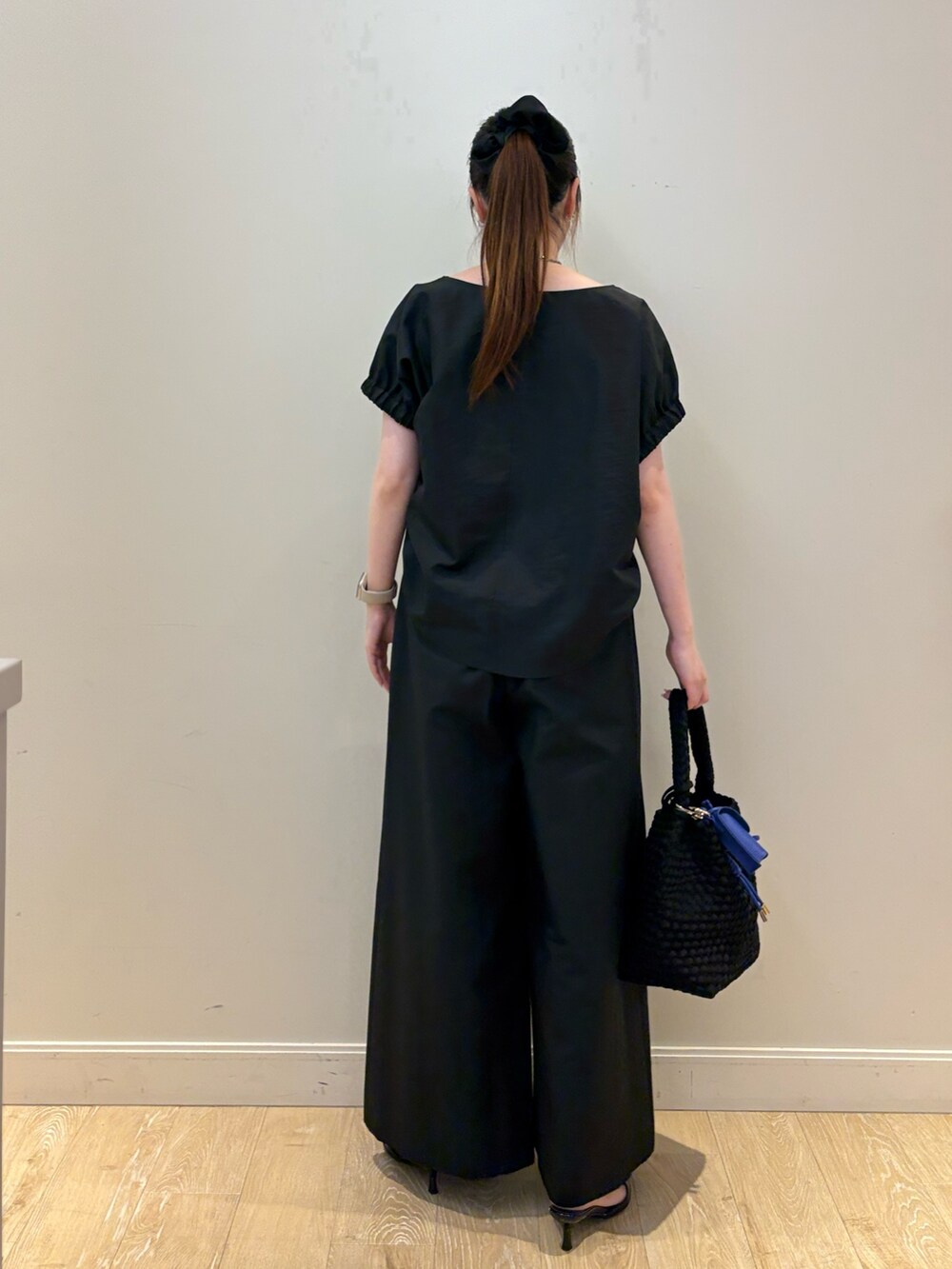 ブラック系のシャツ/ブラウス、ブラック系のその他パンツ、ブラック系のショルダーバッグを着用したレディースの夏コーディネートの3枚目の写真