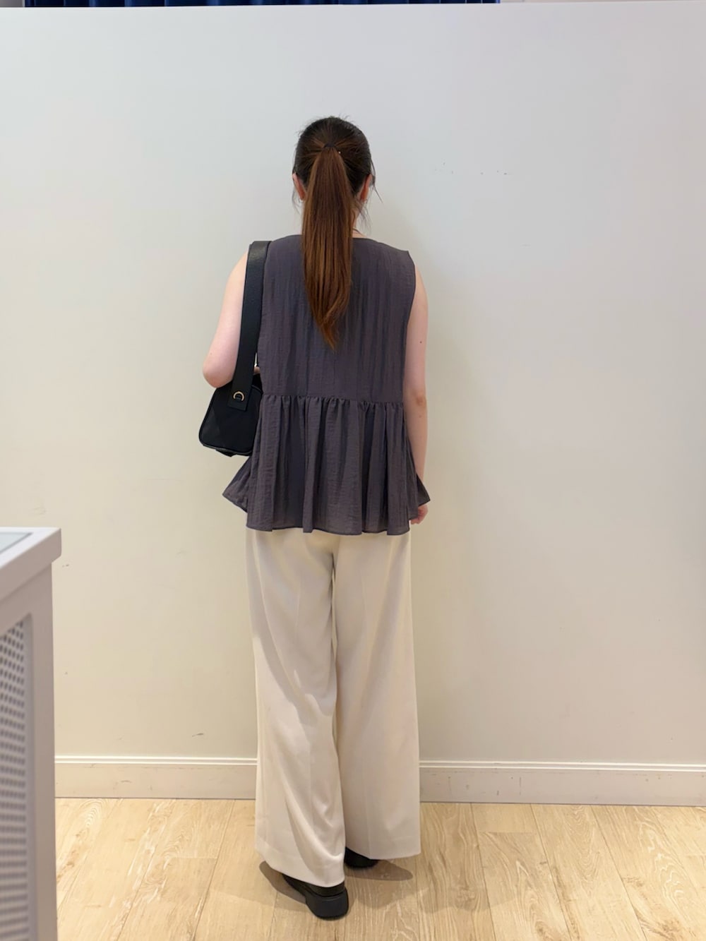 ブラック系のショルダーバッグ、ホワイト系のその他パンツ、グレー系のシャツ/ブラウスを着用したレディースの夏コーディネートの3枚目の写真