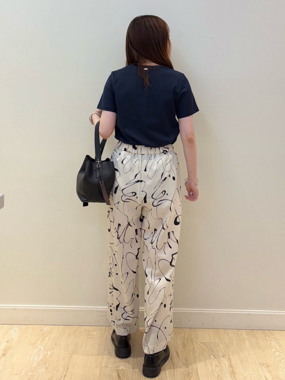 ホワイト系のその他パンツ、ブルー系のTシャツ/カットソー、ブラウン系のショルダーバッグを着用したレディースの夏コーディネートの3枚目の写真