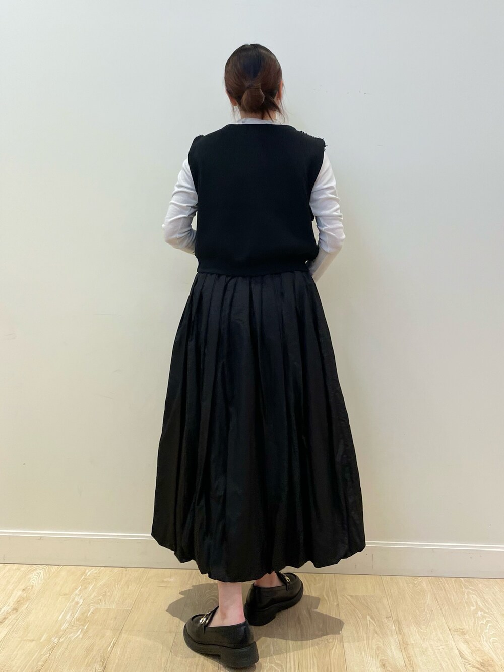 ブラック系のショルダーバッグ、シルバー系のTシャツ/カットソー、ブラック系のベストを着用したレディースの春コーディネートの3枚目の写真