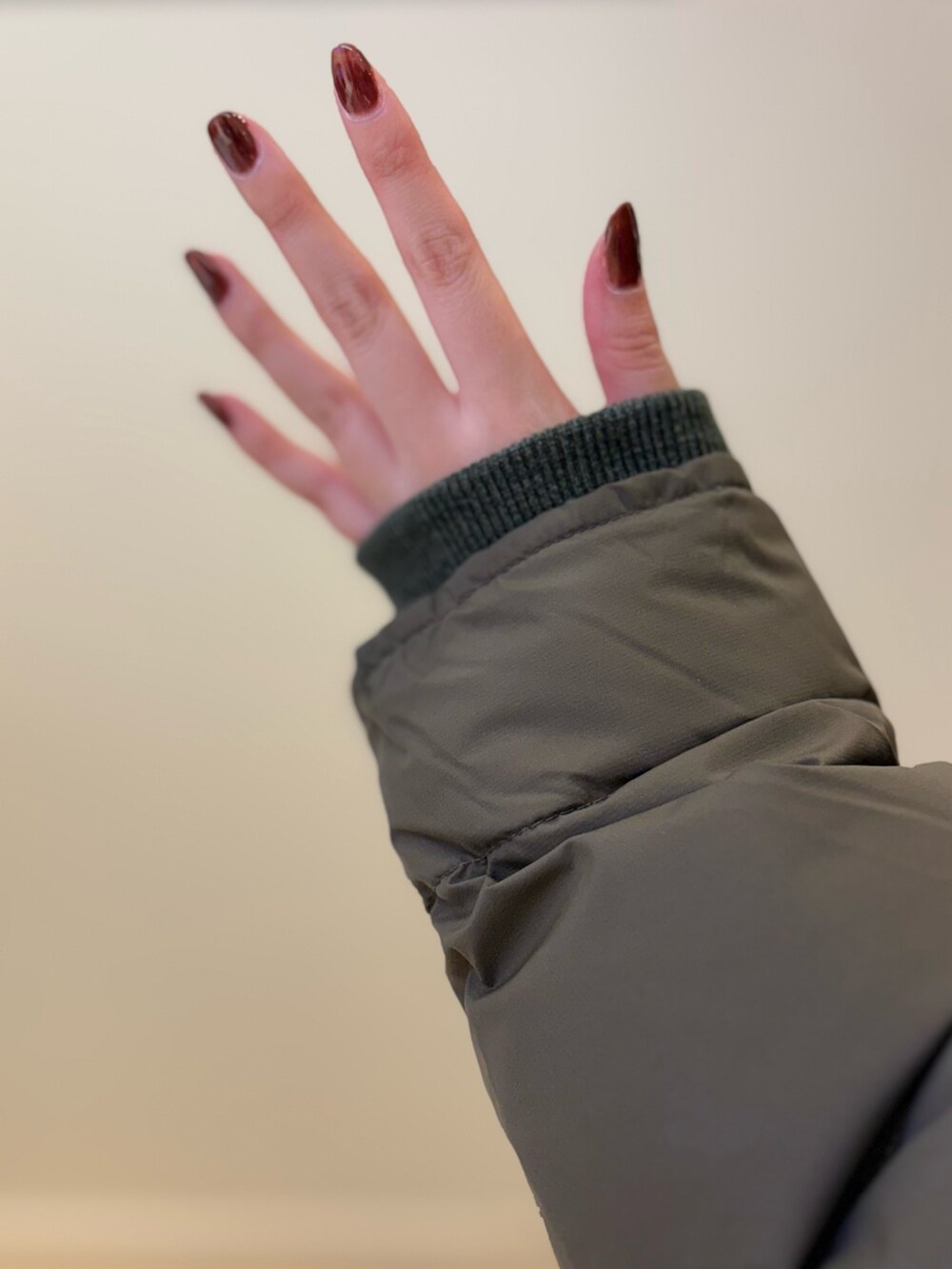 イエロー系のニット/セーター、ブルー系のデニムパンツ、ブラック系のショルダーバッグを着用したレディースの秋コーディネートの4枚目の写真