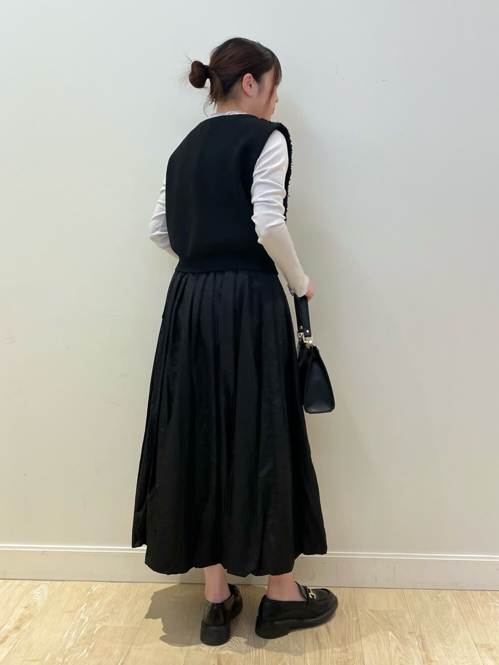 ブラック系のショルダーバッグ、シルバー系のTシャツ/カットソー、ブラック系のベストを着用したレディースの春コーディネートの4枚目の写真