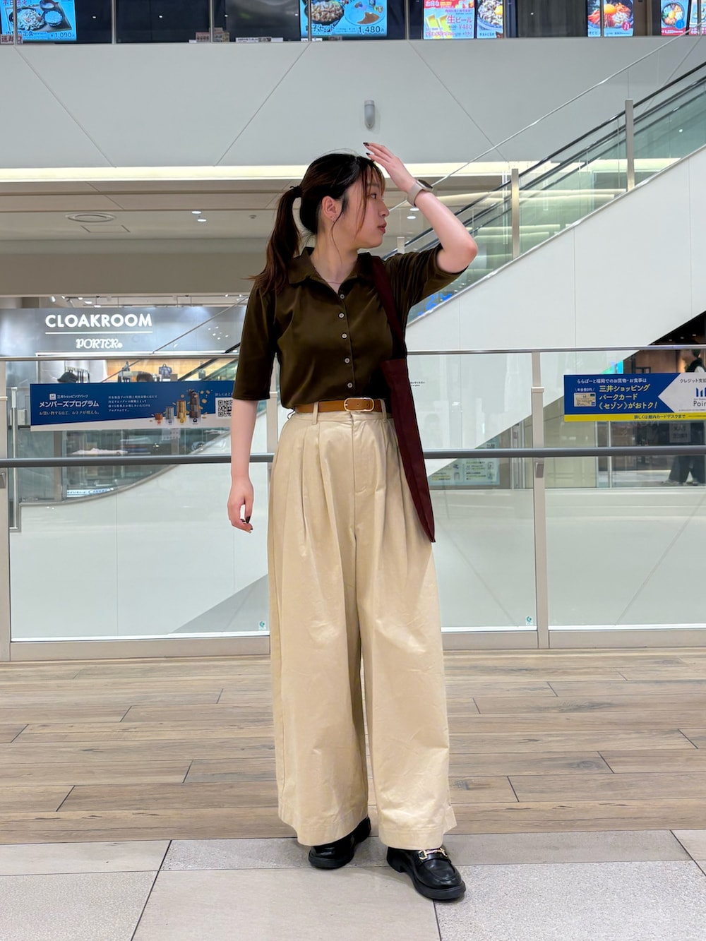 グリーン系のシャツ/ブラウス、ホワイト系のその他パンツ、レッド系のトートバッグを着用したレディースの秋コーディネートの3枚目の写真