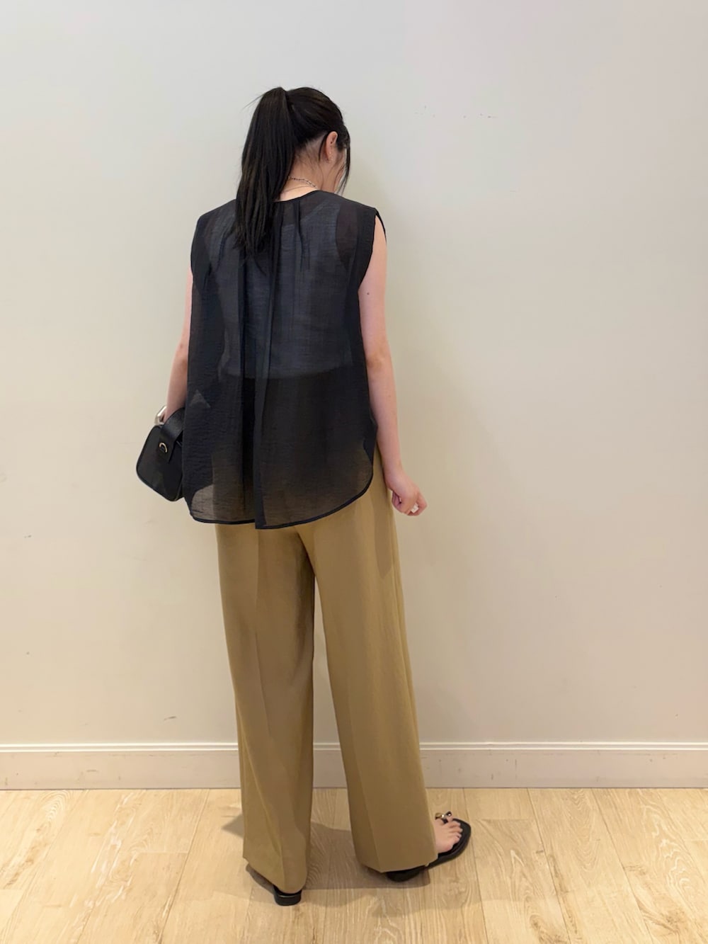 ブラック系のショルダーバッグ、グリーン系のその他パンツ、ブラック系のシャツ/ブラウスを着用したレディースの夏コーディネートの2枚目の写真