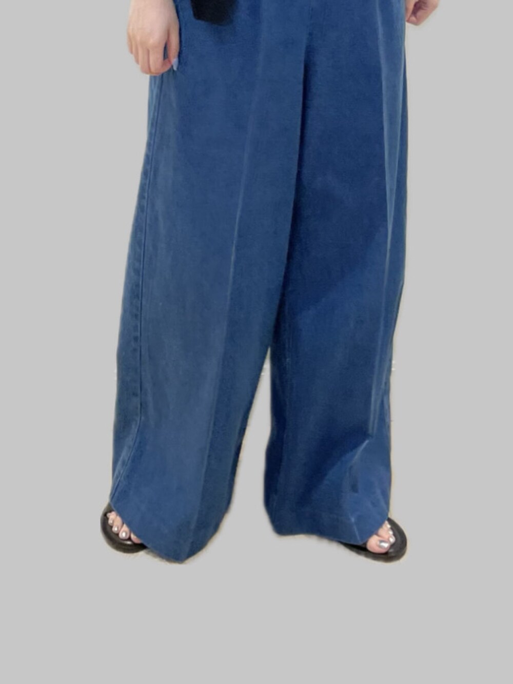 ブルー系のつなぎ/オールインワン、ホワイト系のTシャツ/カットソー、ブラック系のベストを着用したレディースの夏コーディネートの6枚目の写真