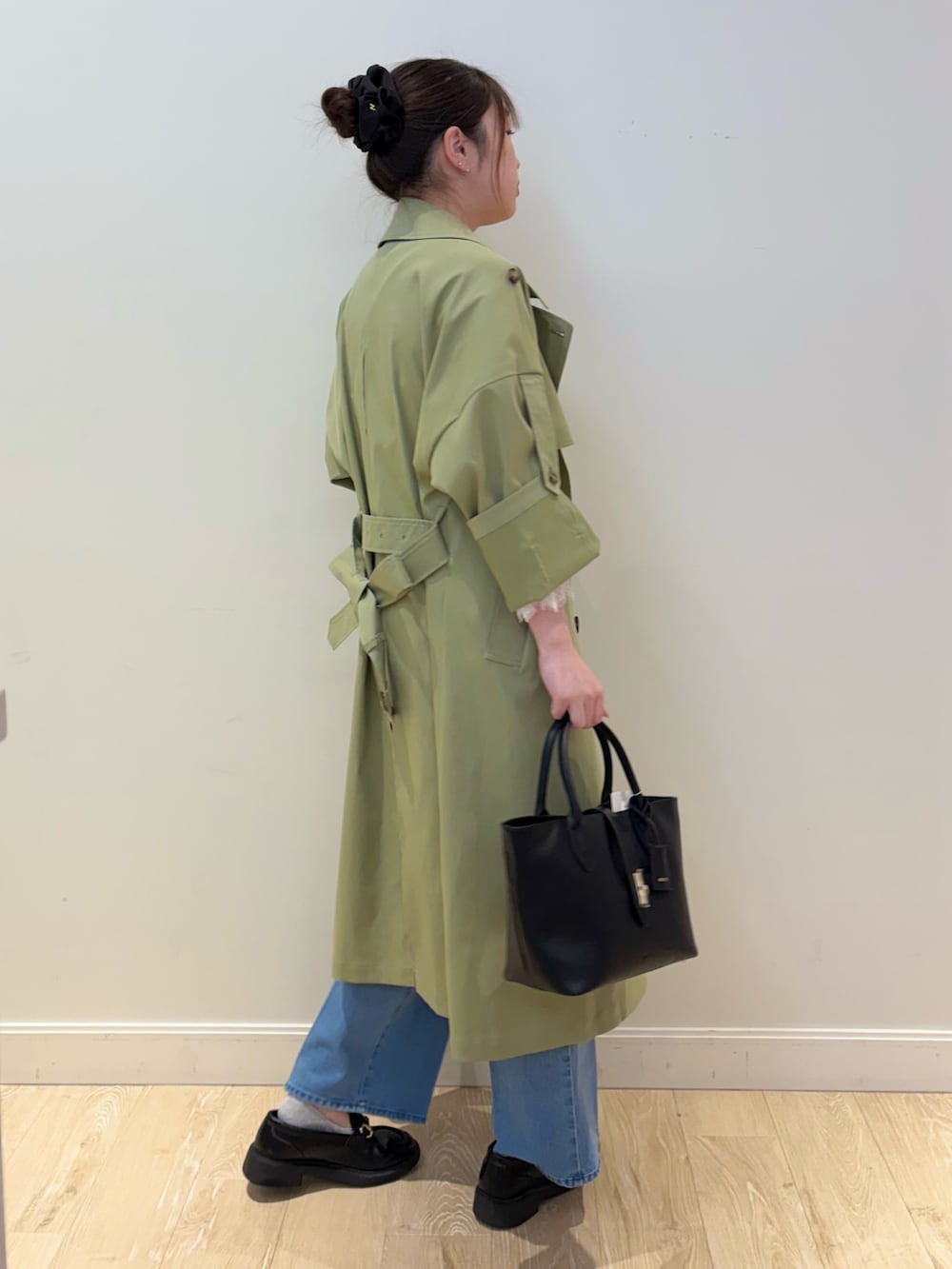 ブルー系のニット/セーター、ブルー系のデニムパンツ、ブラック系のトートバッグを着用したレディースの冬コーディネートの3枚目の写真