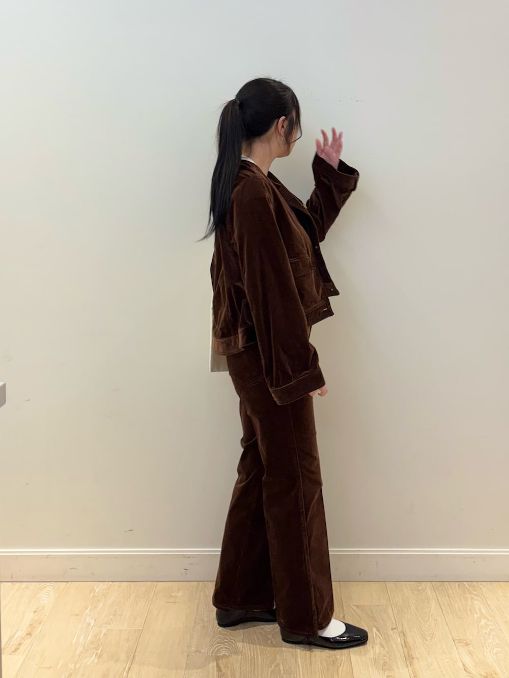ブラウン系のブルゾン、ホワイト系のTシャツ/カットソー、ホワイト系のエコバッグ/サブバッグを着用したレディースの夏コーディネートの2枚目の写真