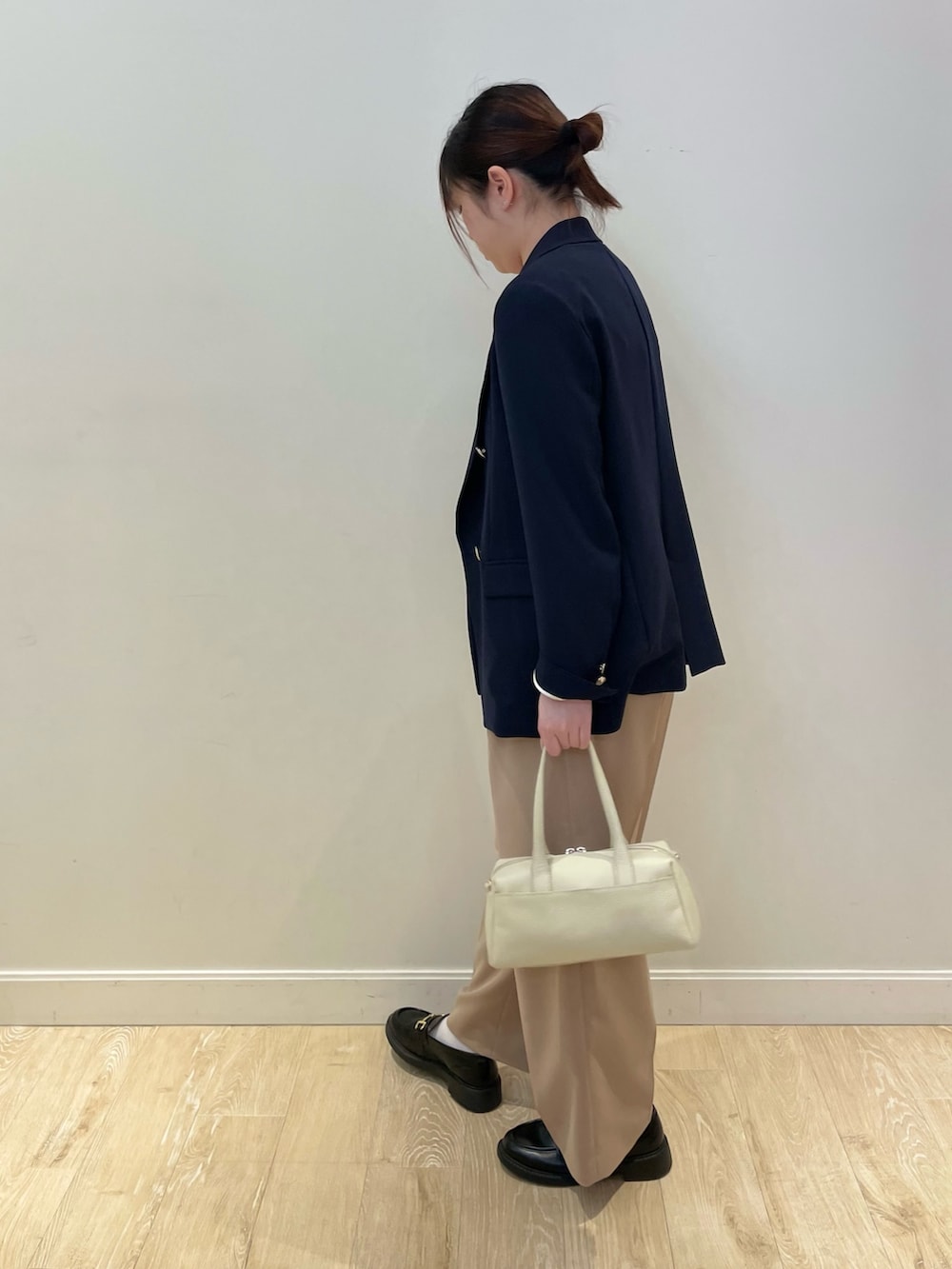 イエロー系のその他パンツ、ホワイト系のボストンバッグ、ホワイト系のシャツ/ブラウスを着用したレディースの春コーディネートの3枚目の写真