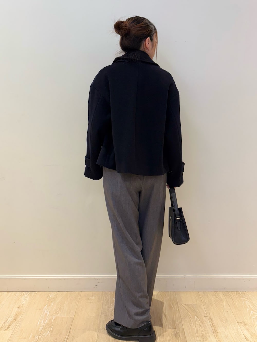 ブルー系のカーディガン/ボレロ、グレー系のその他パンツ、ブラック系のショルダーバッグを着用したレディースの秋コーディネートの2枚目の写真