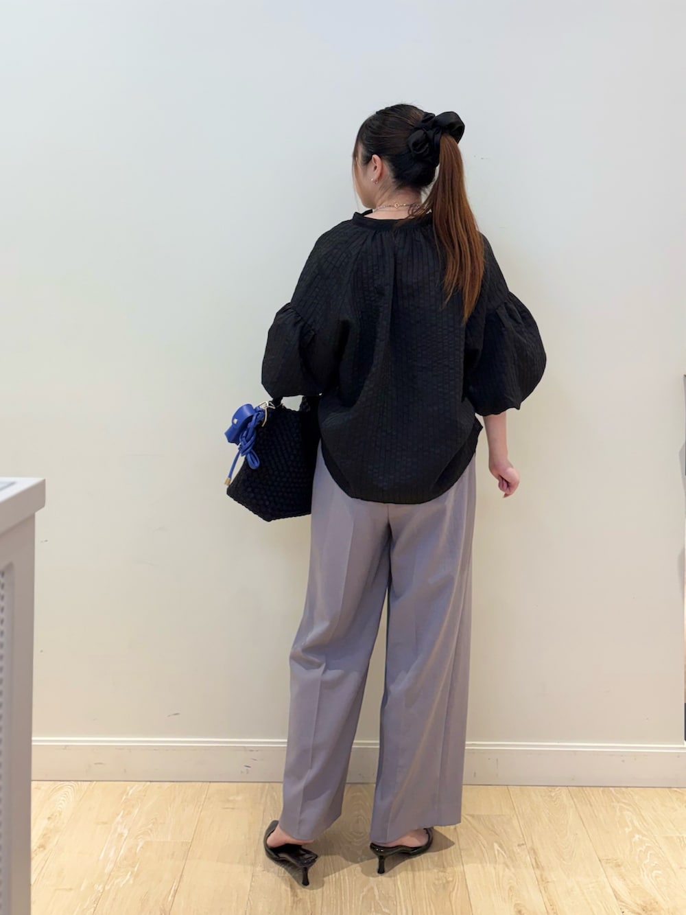 ブラック系のショルダーバッグ、グレー系のその他パンツ、ブラック系のシャツ/ブラウスを着用したレディースの夏コーディネートの3枚目の写真