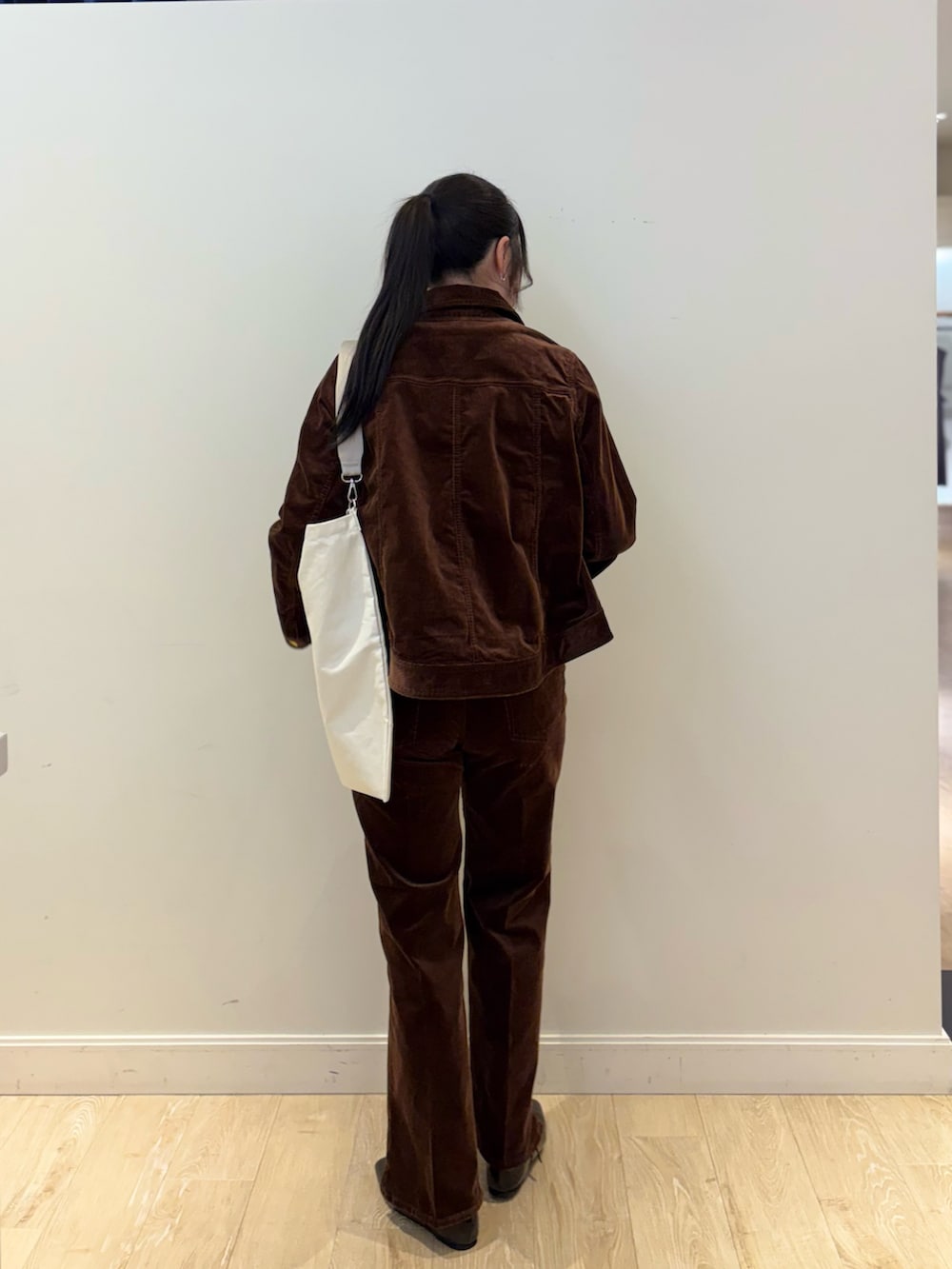 ブラウン系のブルゾン、ホワイト系のTシャツ/カットソー、ホワイト系のエコバッグ/サブバッグを着用したレディースの夏コーディネートの6枚目の写真