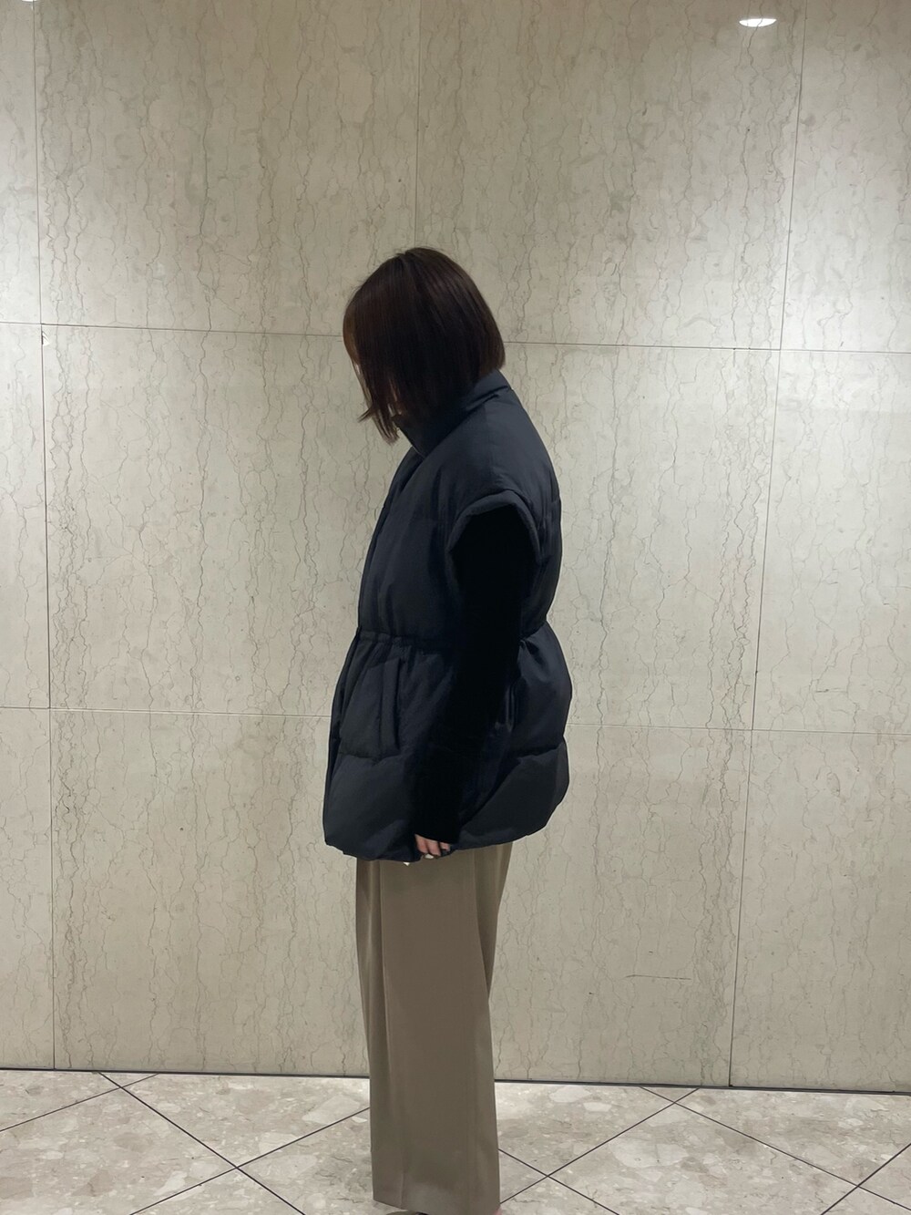 グリーン系のその他パンツ、ブラック系のダウンベスト、ブラック系のカーディガン/ボレロを着用したレディースの夏コーディネートの3枚目の写真