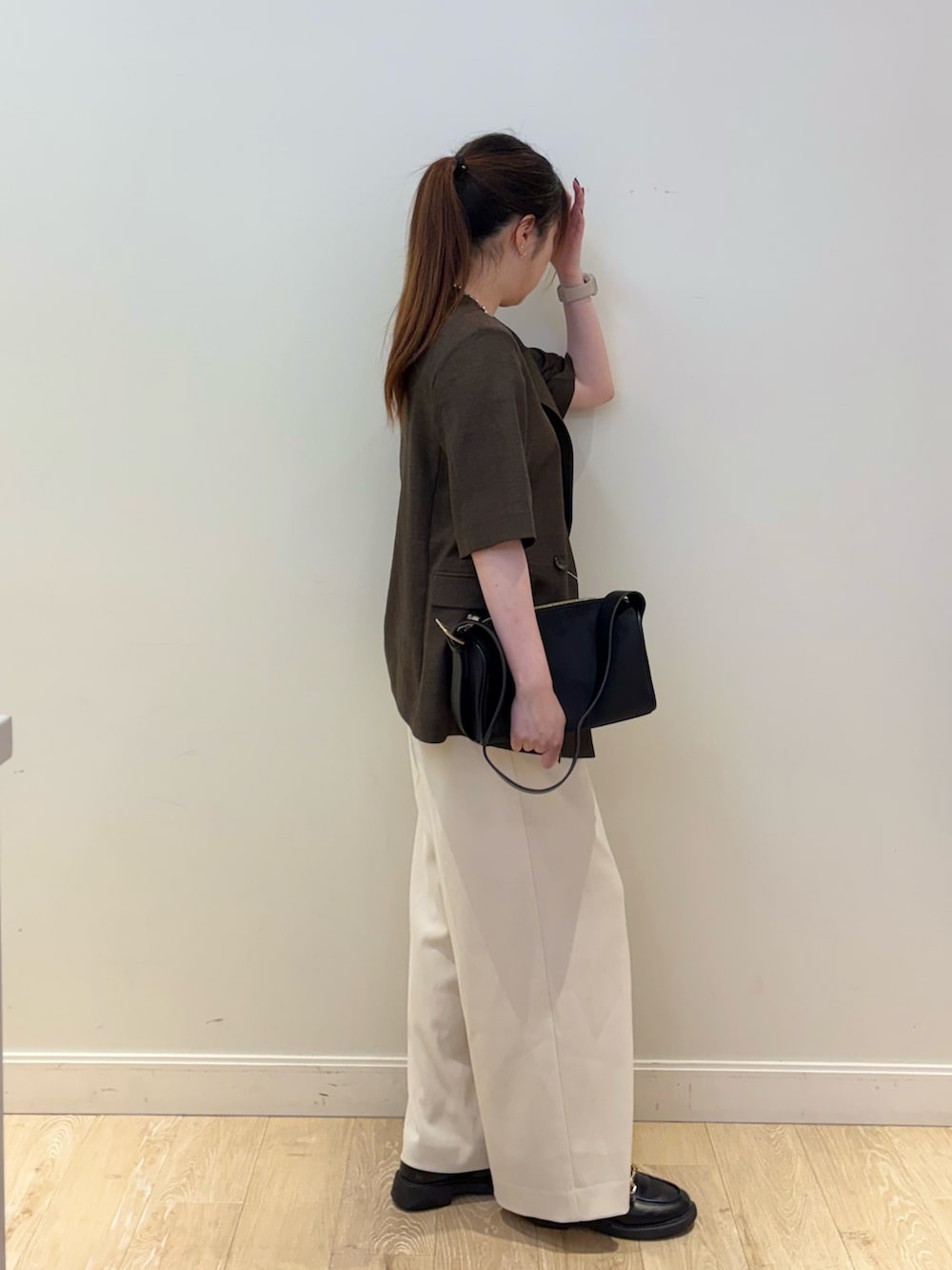 ブラック系のタンクトップ、ブラック系のショルダーバッグ、ホワイト系のその他パンツを着用したレディースの夏コーディネートの3枚目の写真