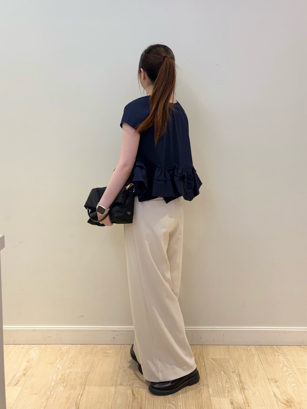 ホワイト系のその他パンツ、ブラック系のショルダーバッグ、ブルー系のシャツ/ブラウスを着用したレディースの春コーディネートの3枚目の写真