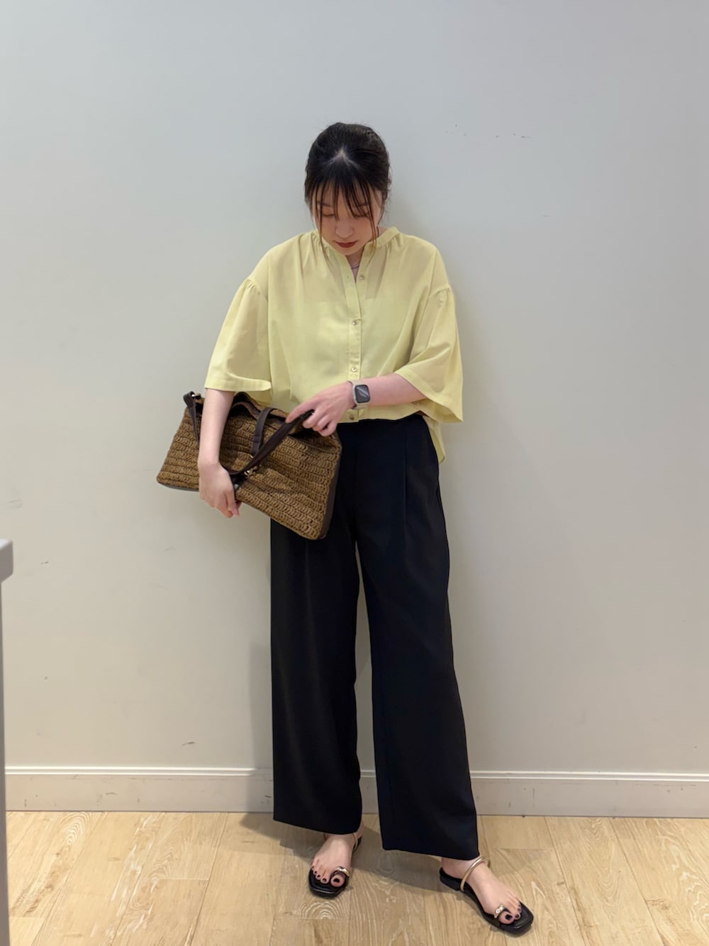 ブラック系のその他パンツ、ブラウン系のショルダーバッグ、イエロー系のシャツ/ブラウスを着用したレディースの春コーディネートの3枚目の写真