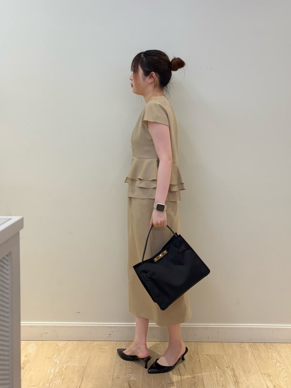 ブラック系のトートバッグ、ベージュ系のシャツ/ブラウス、ベージュ系のスカートを着用したレディースの春コーディネートの3枚目の写真