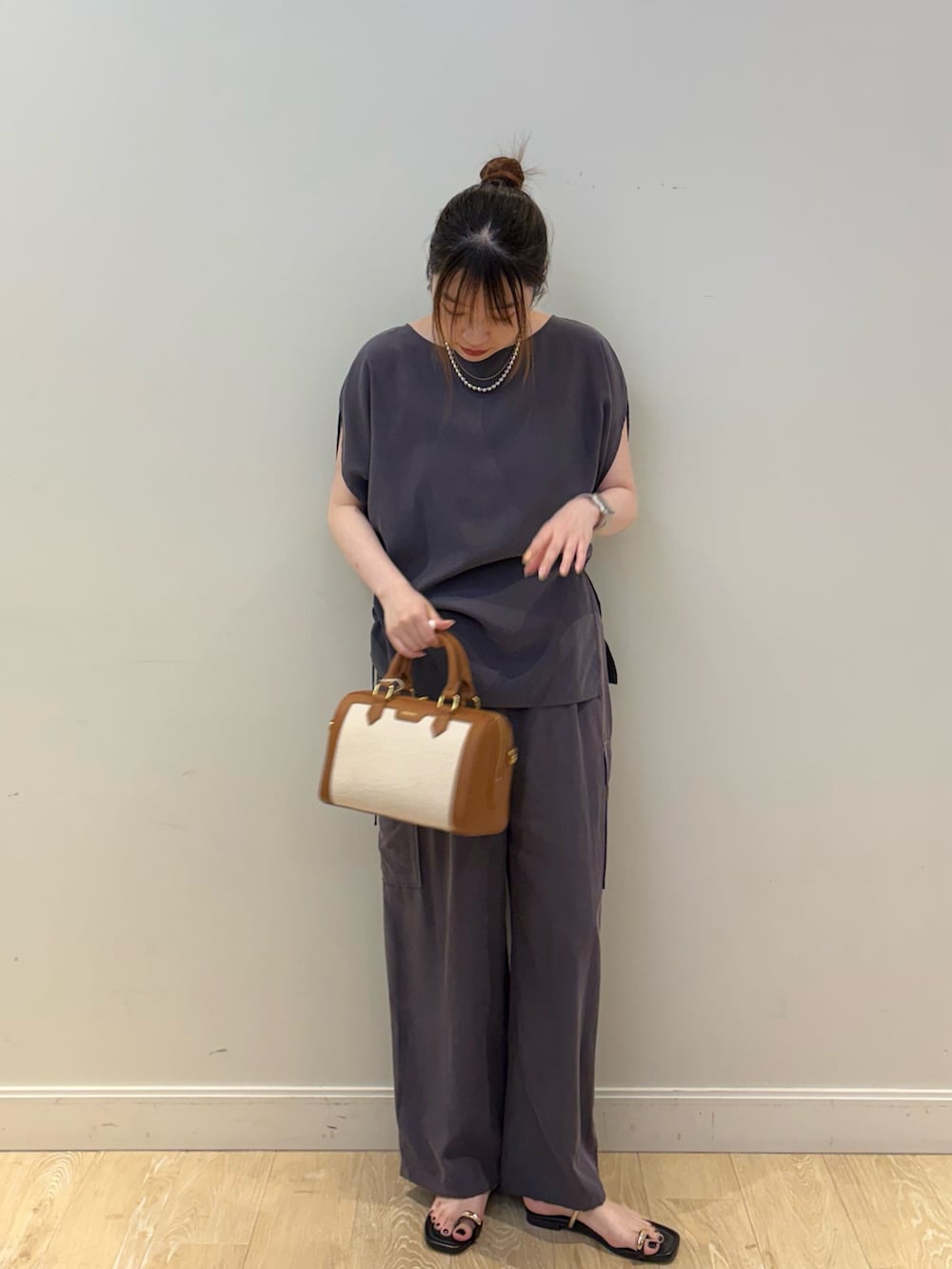 グレー系のシャツ/ブラウス、グレー系のカーゴパンツ、ブラウン系のボストンバッグを着用したレディースの春コーディネートの5枚目の写真