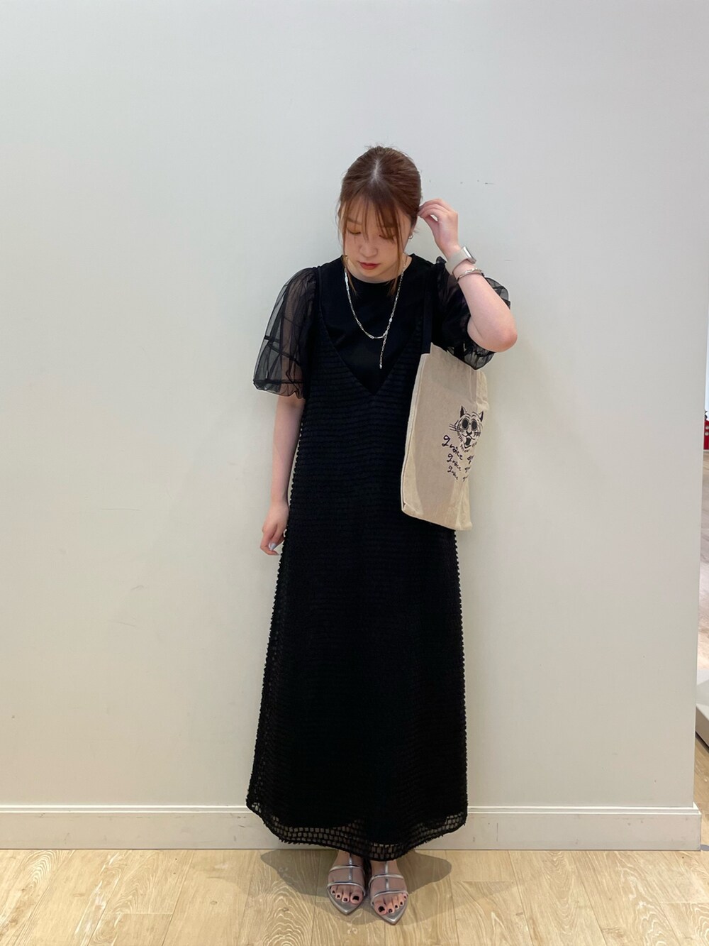 ブラック系のワンピース、ブラック系のバックパック/リュック、ブラック系のTシャツ/カットソーを着用したレディースの夏コーディネートの2枚目の写真