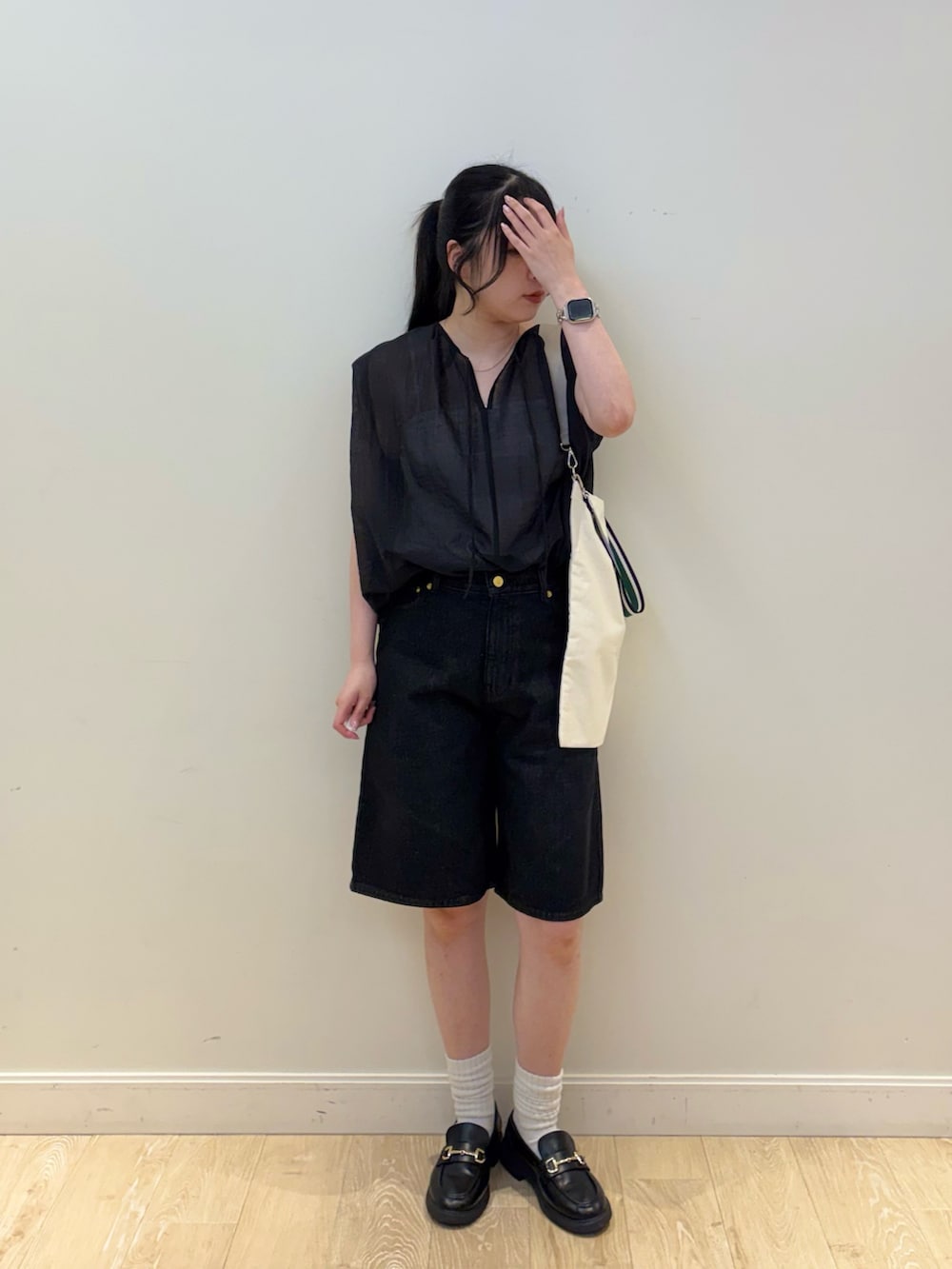 ブラック系のシャツ/ブラウス、ホワイト系のエコバッグ/サブバッグ、ブラック系のその他パンツを着用したレディースの夏コーディネートの4枚目の写真